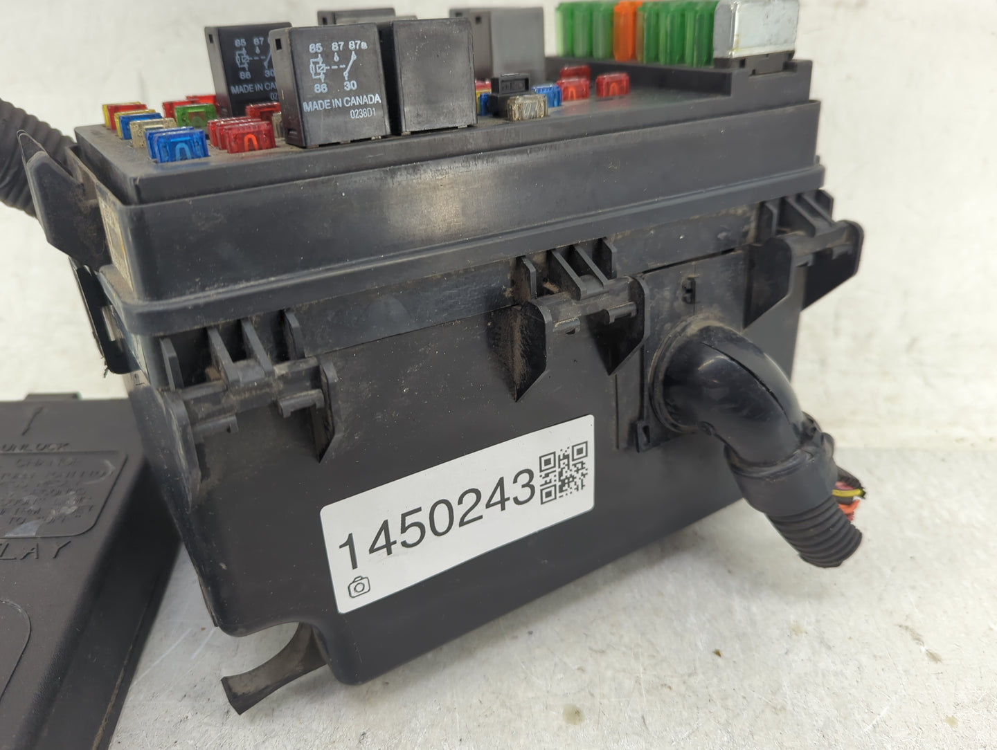 2001 Saturn L300 Fusebox Fuse Box Panel Relay Module P/N:22671892 Fits OEM Used Auto Parts - Oemusedautoparts1.com