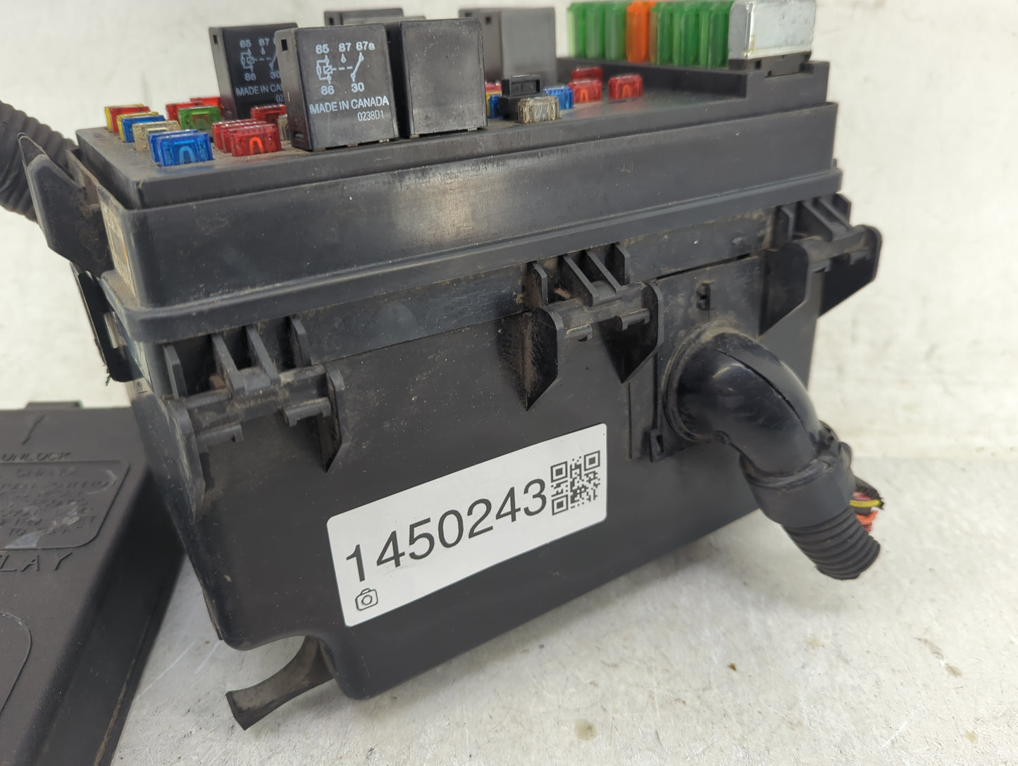 2001 Saturn L300 Fusebox Fuse Box Panel Relay Module P/N:22671892 Fits OEM Used Auto Parts - Oemusedautoparts1.com
