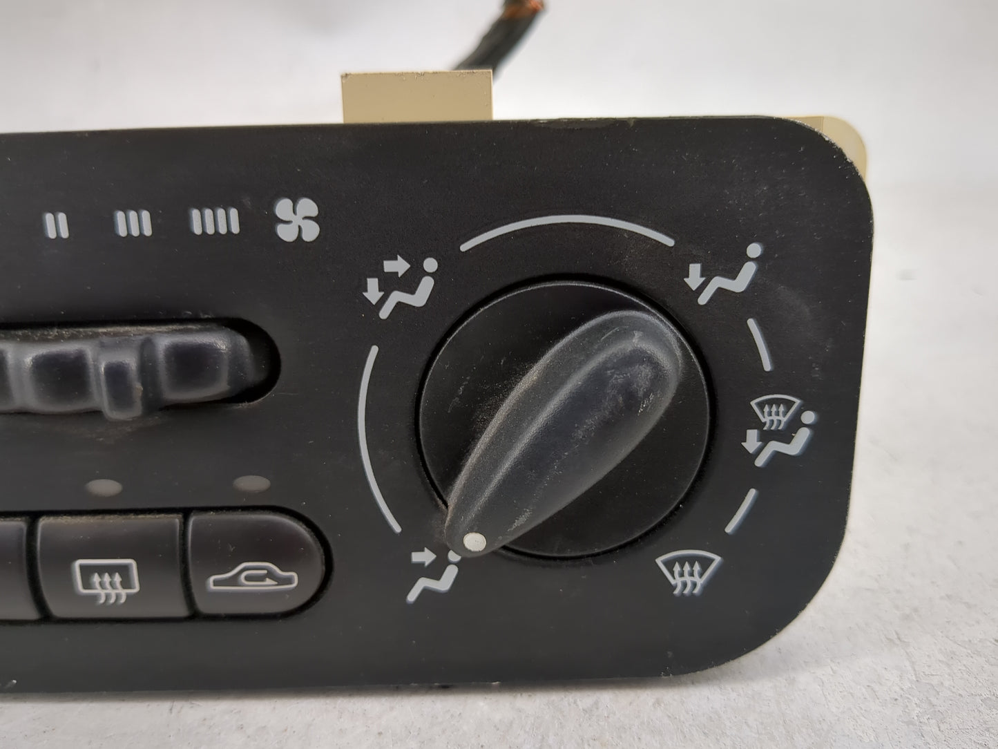 2001 Saturn L Series Climate Control Module Temperature AC/Heater Replacement P/N:097-010-0301 Fits OEM Used Auto Parts - Oe