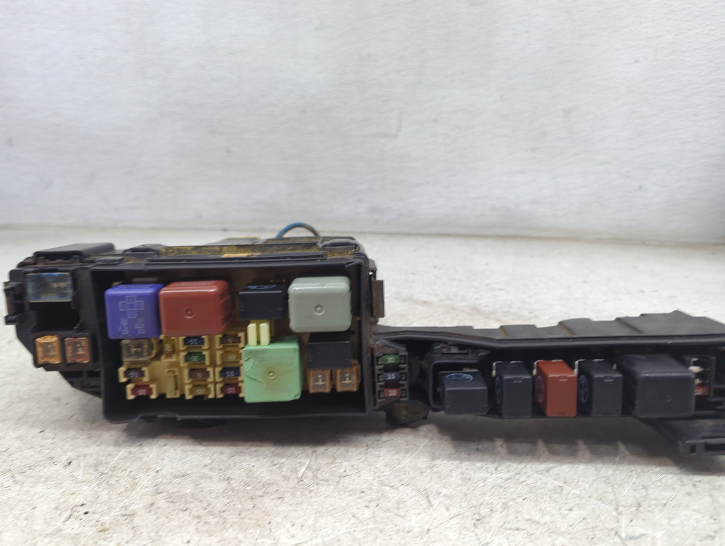 2000-2001 Toyota Camry Fusebox Fuse Box Panel Relay Module Fits Fits 1999 2000 2001 2002 2003 OEM Used Auto Parts - Oemuseda