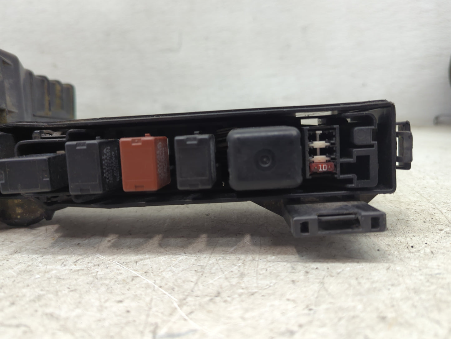 2000-2001 Toyota Camry Fusebox Fuse Box Panel Relay Module Fits Fits 1999 2000 2001 2002 2003 OEM Used Auto Parts - Oemuseda