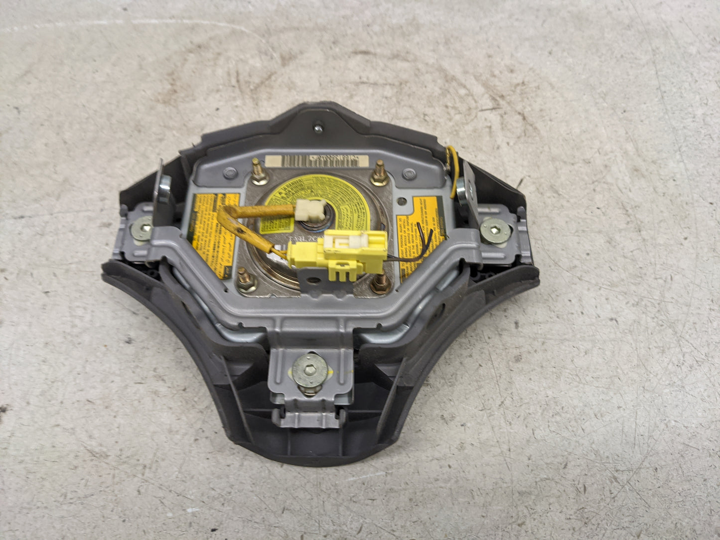 2000-2002 Toyota Echo Air Bag Driver Left Steering Wheel Mounted Fits Fits 2000 2001 2002 OEM Used Auto Parts - Oemusedautop