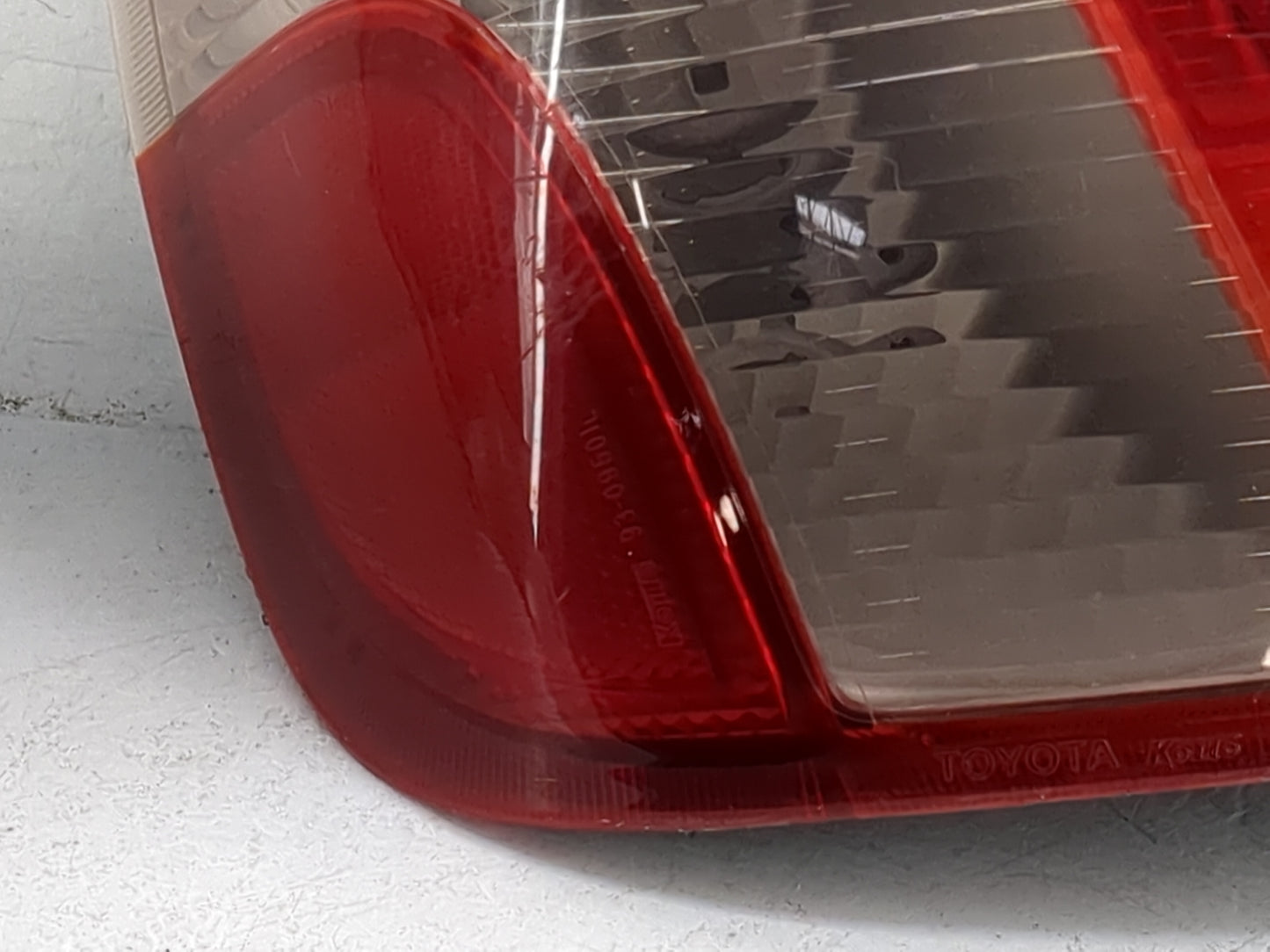 2000-2002 Toyota Echo Tail Light Assembly Driver Left OEM P/N:81561-52070 81551-52070 Fits Fits 2000 2001 2002 OEM Used Auto