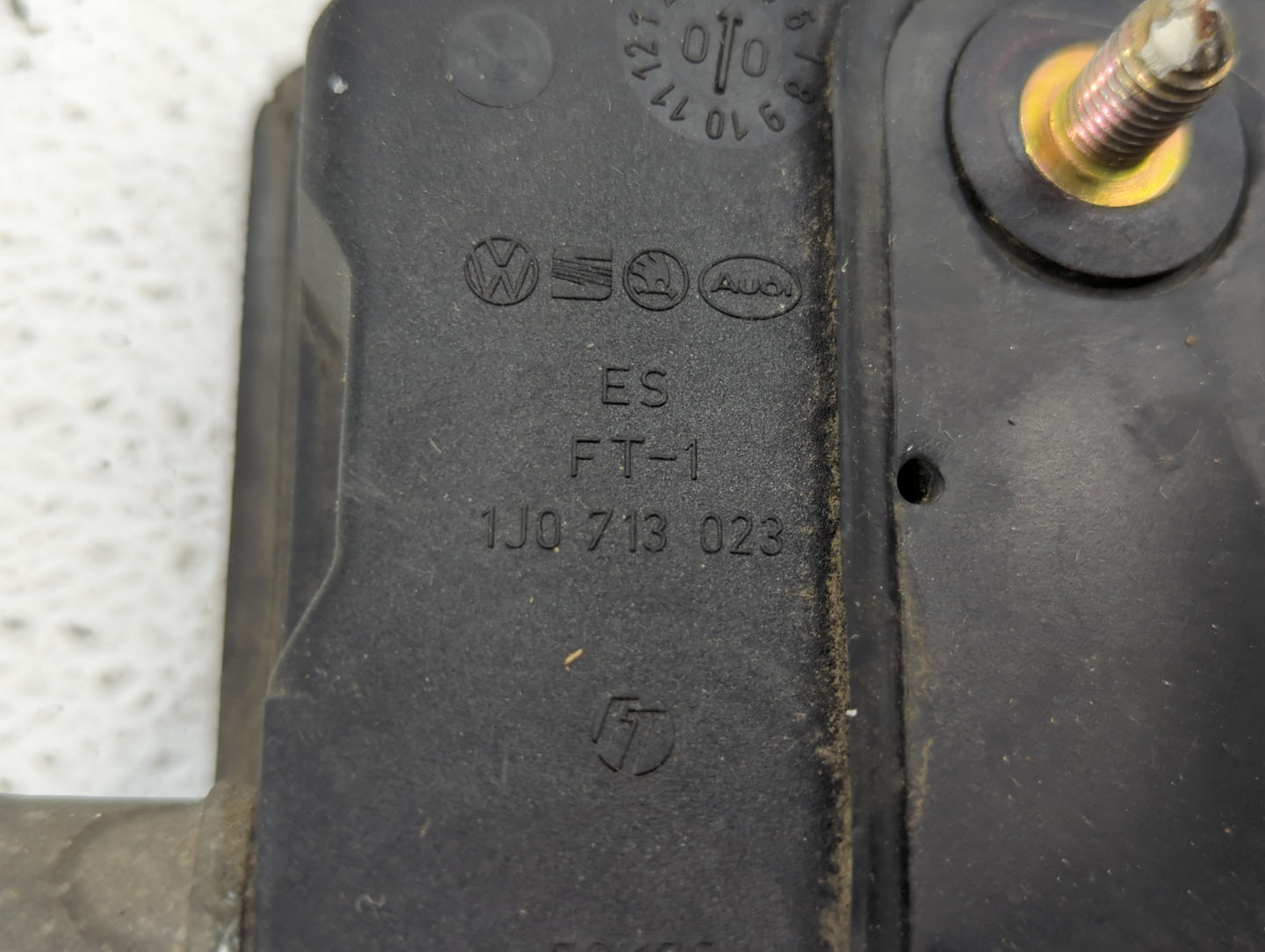 2001 Volkswagen Beetle Floor Console Assembly Shifter - Oemusedautoparts1.com