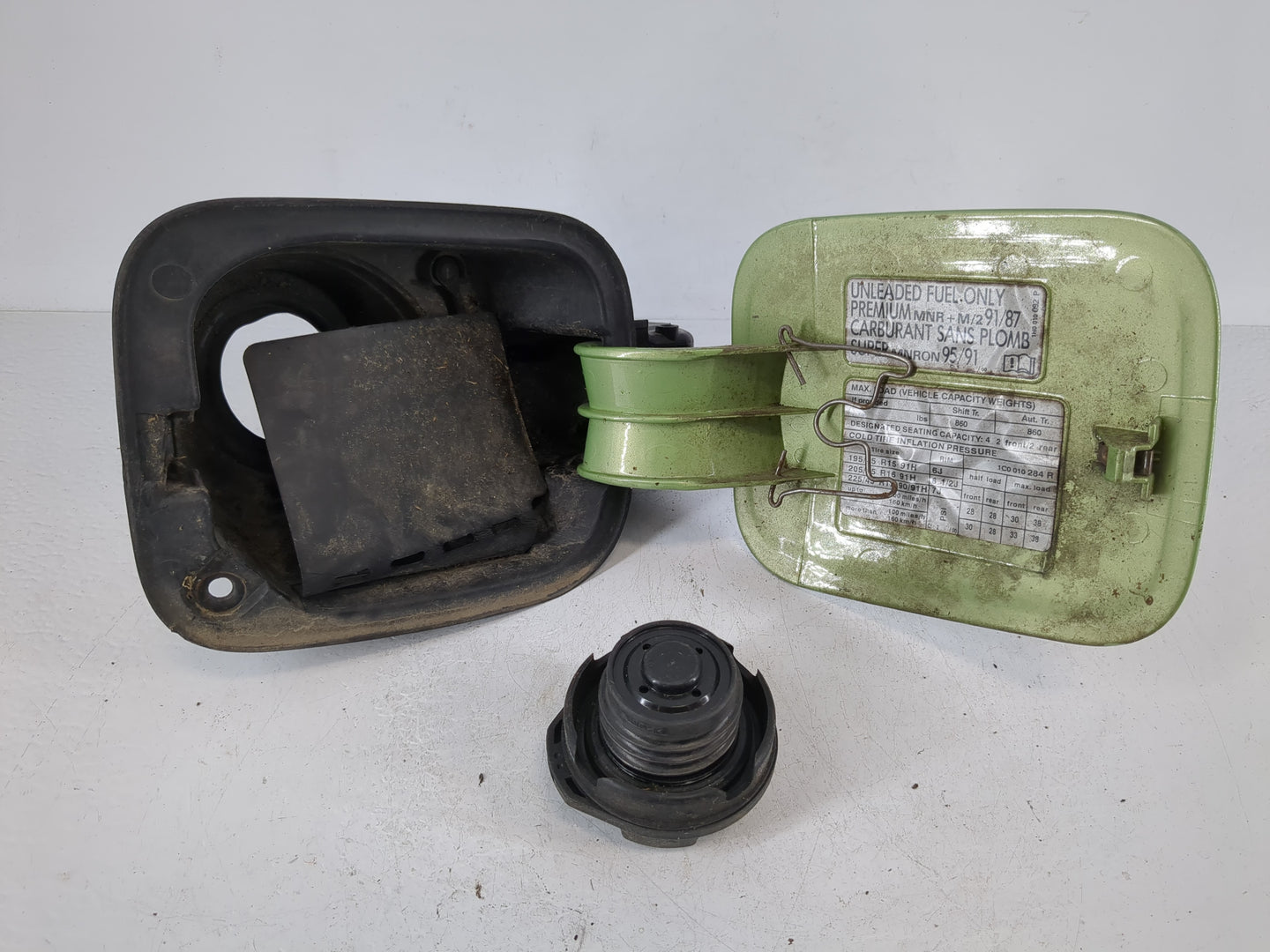 2001 Volkswagen Beetle Fuel Tank Door Lid Gas Tank - Oemusedautoparts1.com