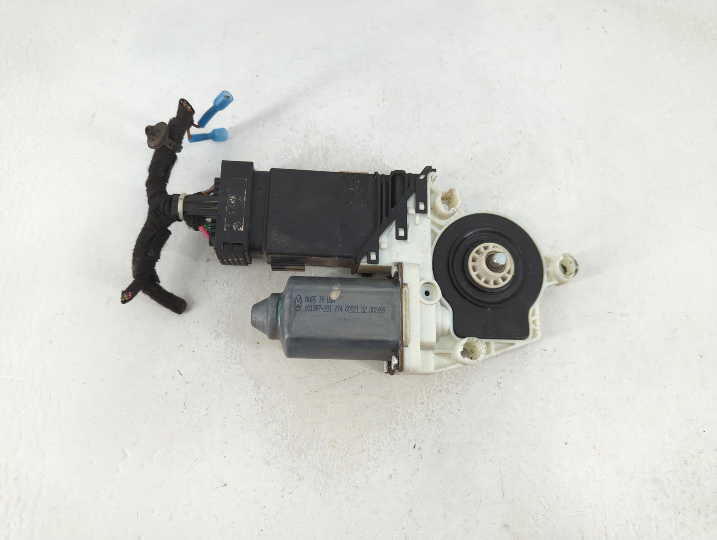 1998-2001 Volkswagen Beetle Passenger Front Right Power Window Motor - Oemusedautoparts1.com