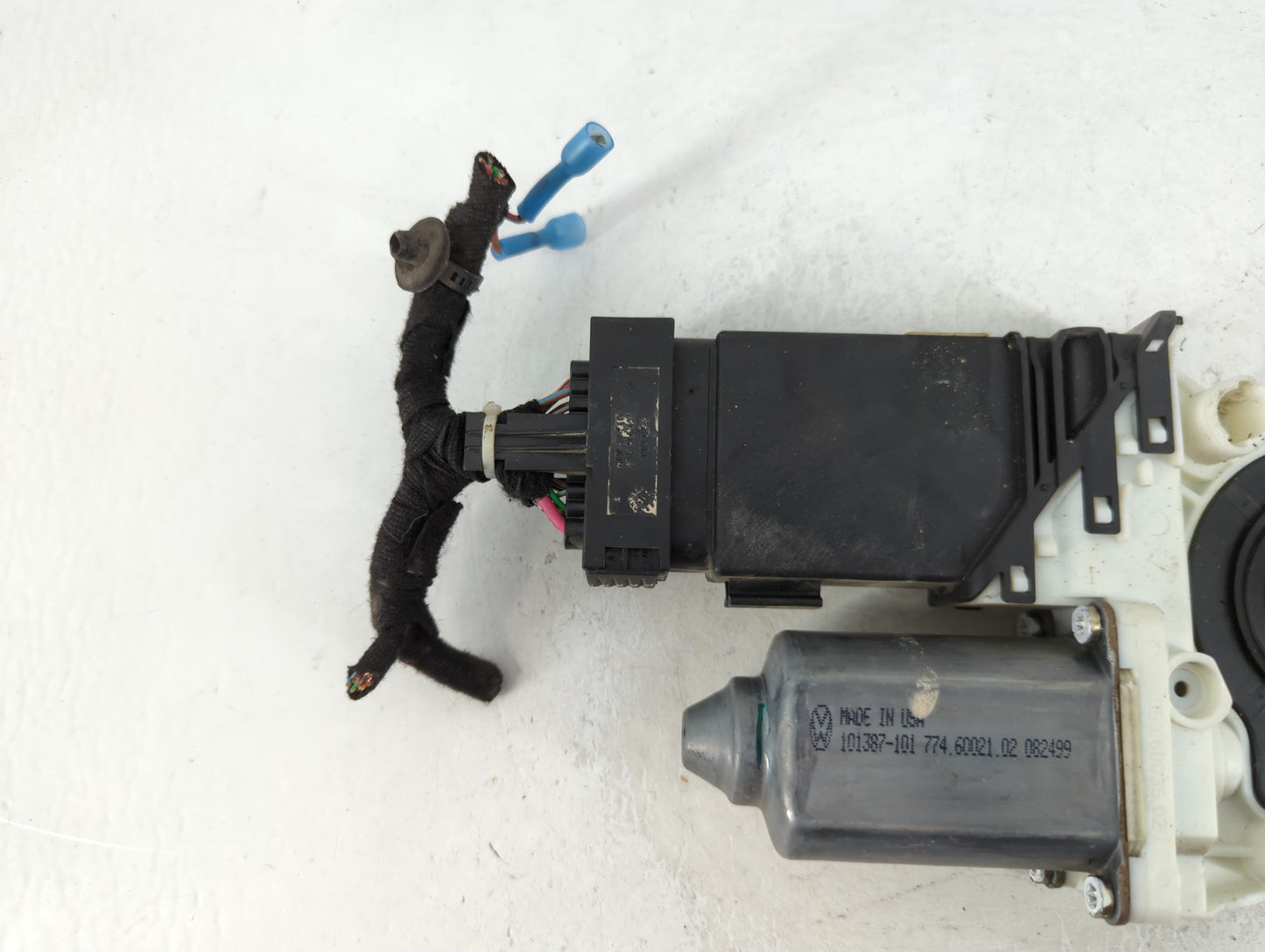 1998-2001 Volkswagen Beetle Passenger Front Right Power Window Motor - Oemusedautoparts1.com