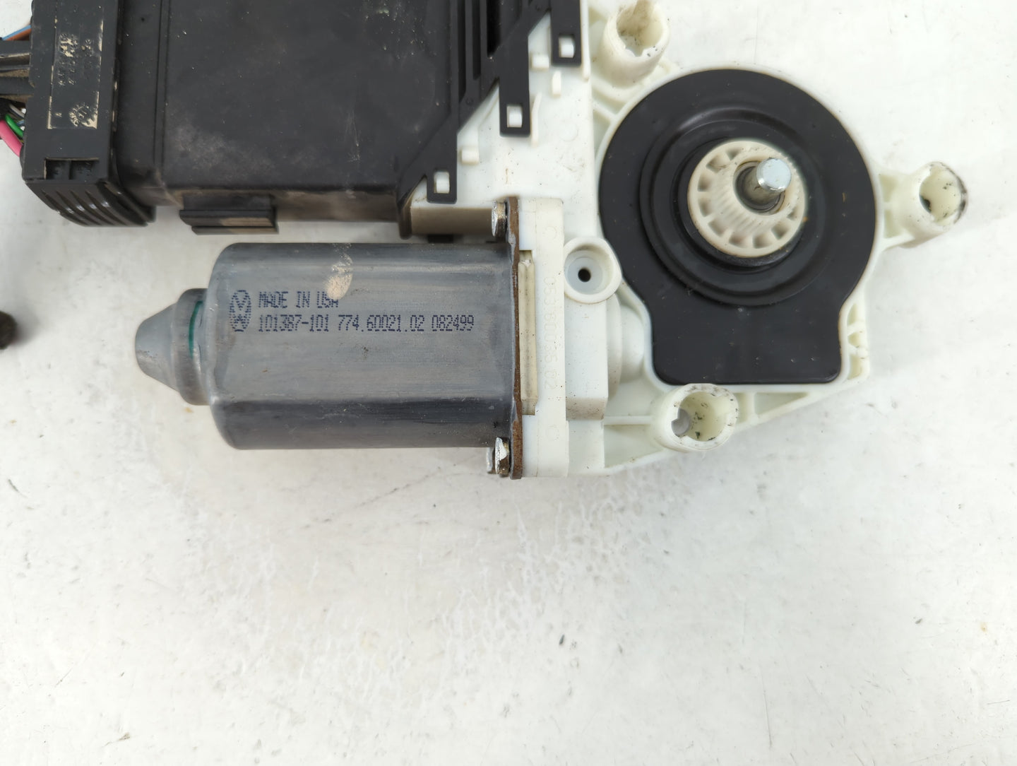 1998-2001 Volkswagen Beetle Passenger Front Right Power Window Motor - Oemusedautoparts1.com