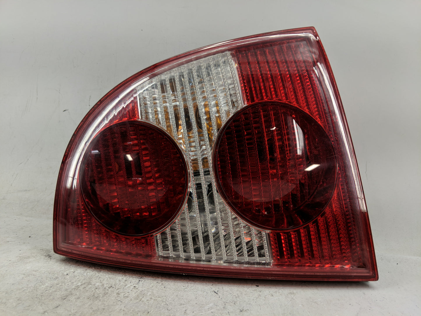 2001-2005 Volkswagen Passat Tail Light Assembly Passenger Right OEM Fits Fits 2001 2002 2003 2004 2005 OEM Used Auto Parts -