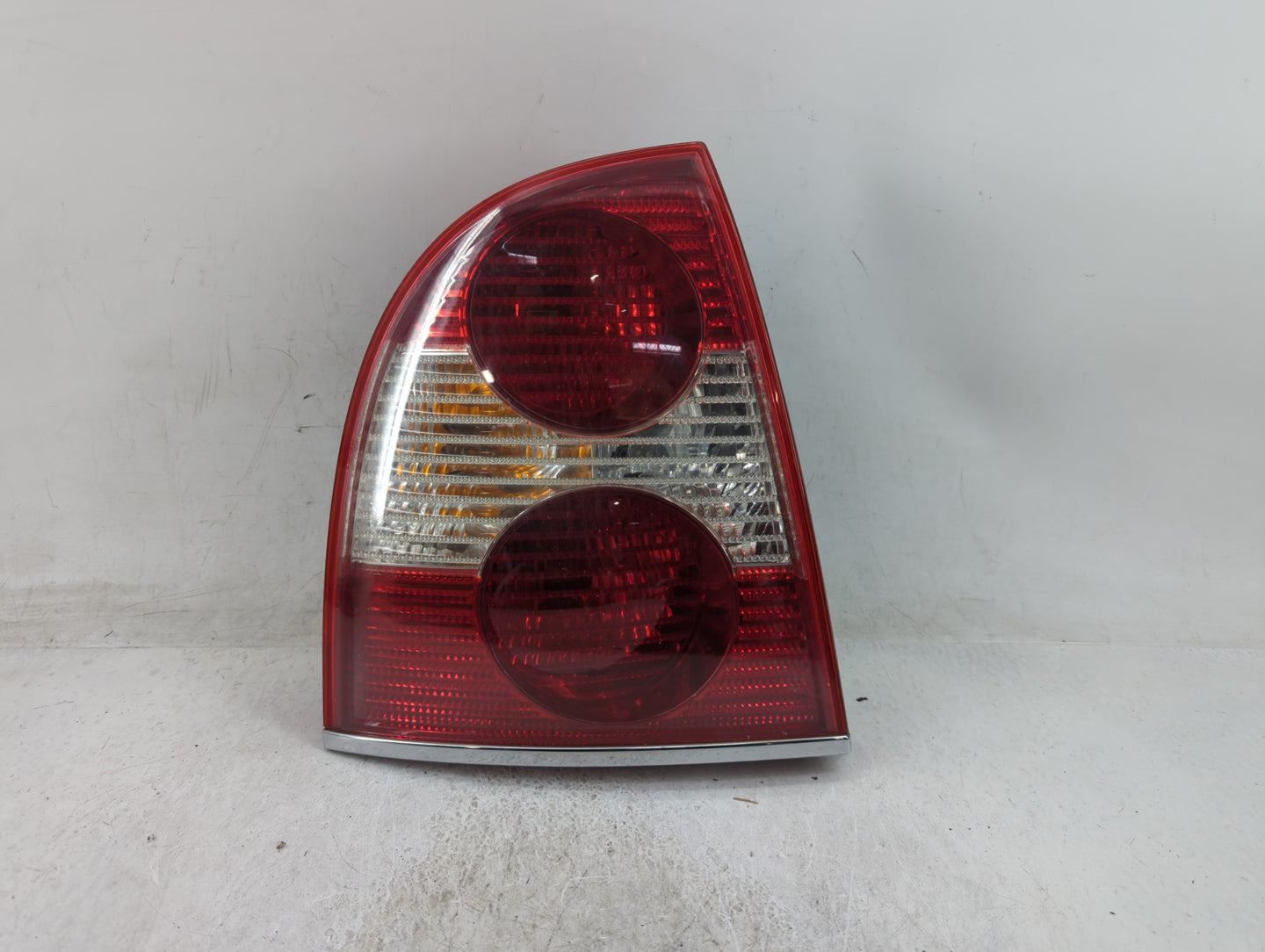 1998-2001 Volkswagen Passat Tail Light Assembly Driver Left OEM P/N:28409015 Fits Fits 1998 1999 2000 2001 OEM Used Auto Par