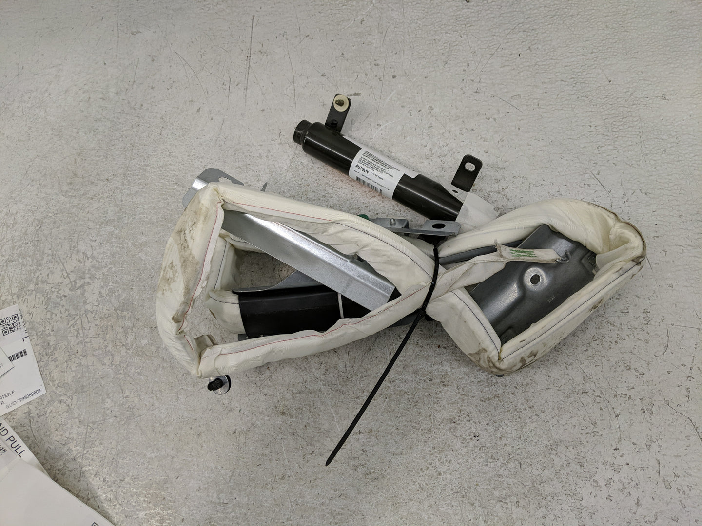 2001 Volvo V70 Air Bag Driver Left Steering Wheel Mounted P/N:9141638 Fits OEM Used Auto Parts - Oemusedautoparts1.com