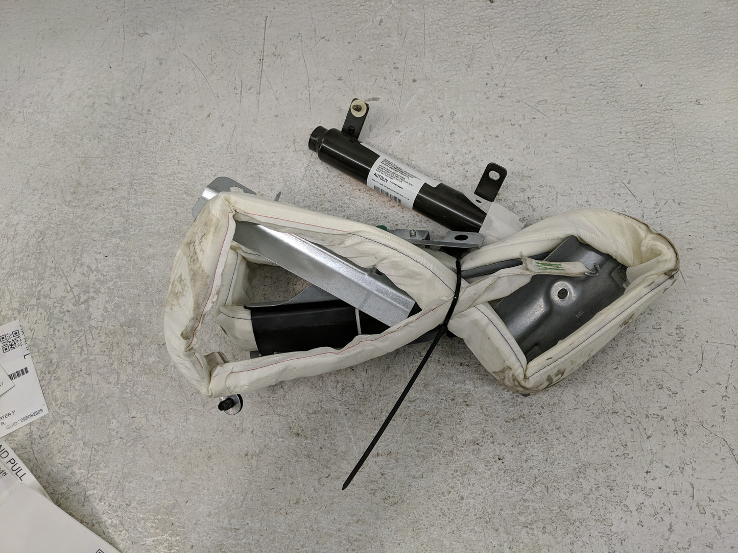 2001 Volvo V70 Air Bag Driver Left Steering Wheel Mounted P/N:9141638 Fits OEM Used Auto Parts - Oemusedautoparts1.com