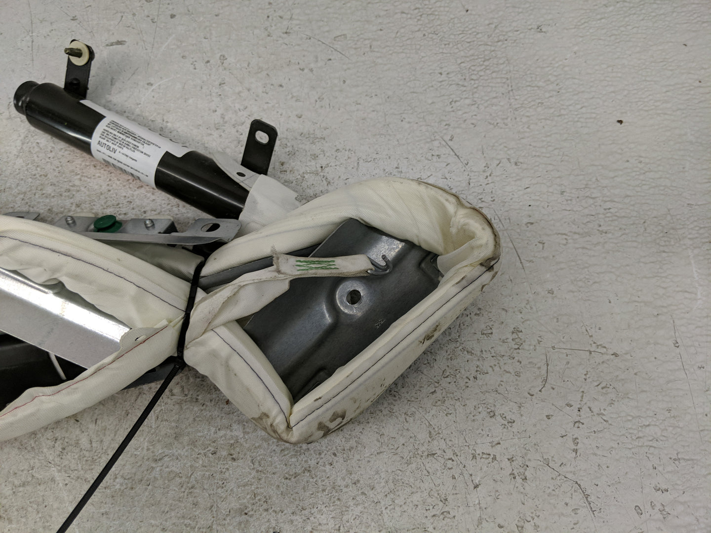 2001 Volvo V70 Air Bag Driver Left Steering Wheel Mounted P/N:9141638 Fits OEM Used Auto Parts - Oemusedautoparts1.com