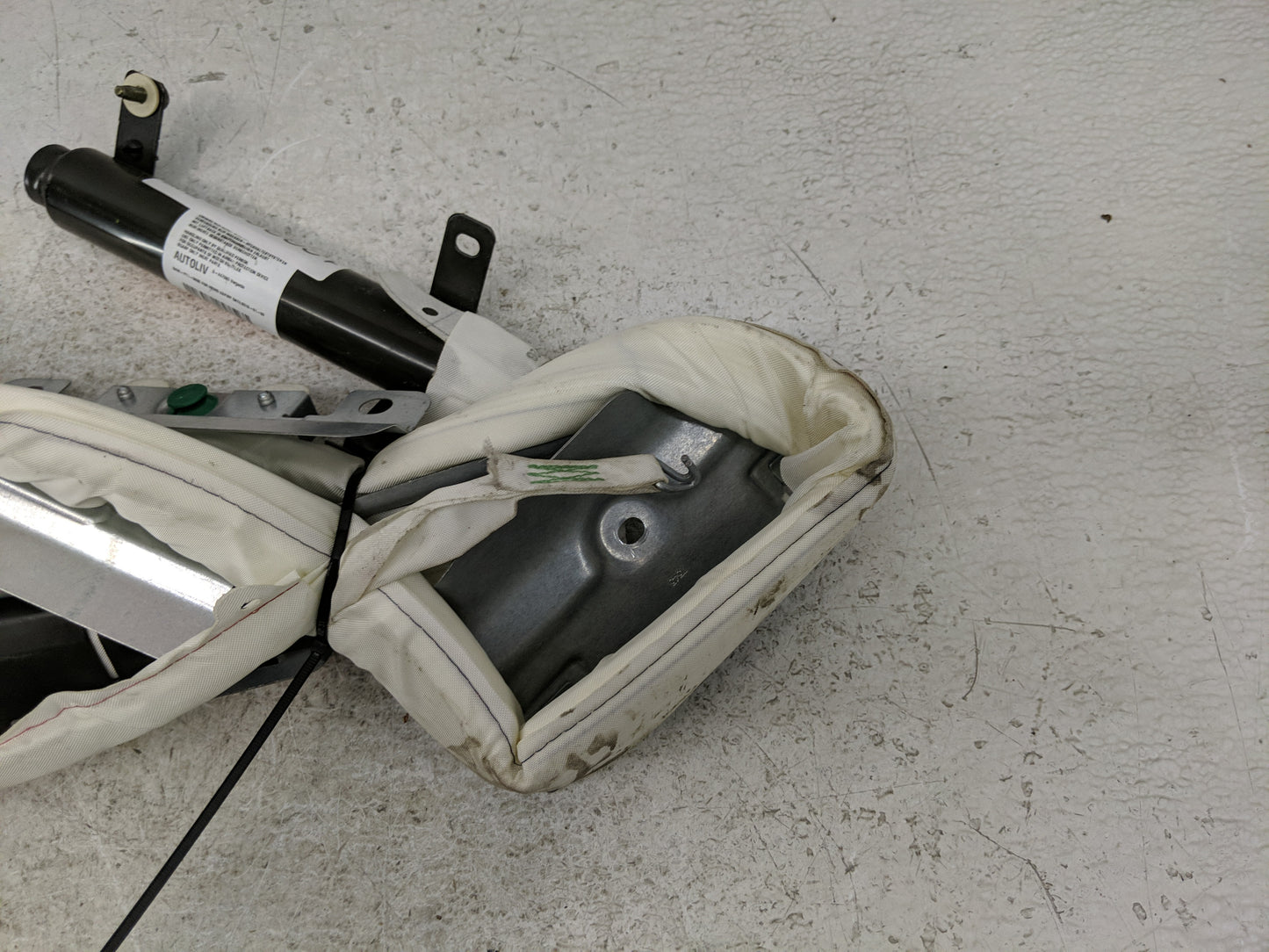 2001 Volvo V70 Air Bag Driver Left Steering Wheel Mounted P/N:9141638 Fits OEM Used Auto Parts - Oemusedautoparts1.com