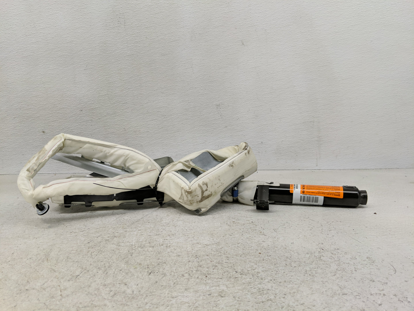 2001 Volvo V70 Air Bag Driver Left Steering Wheel Mounted P/N:9141638 Fits OEM Used Auto Parts - Oemusedautoparts1.com