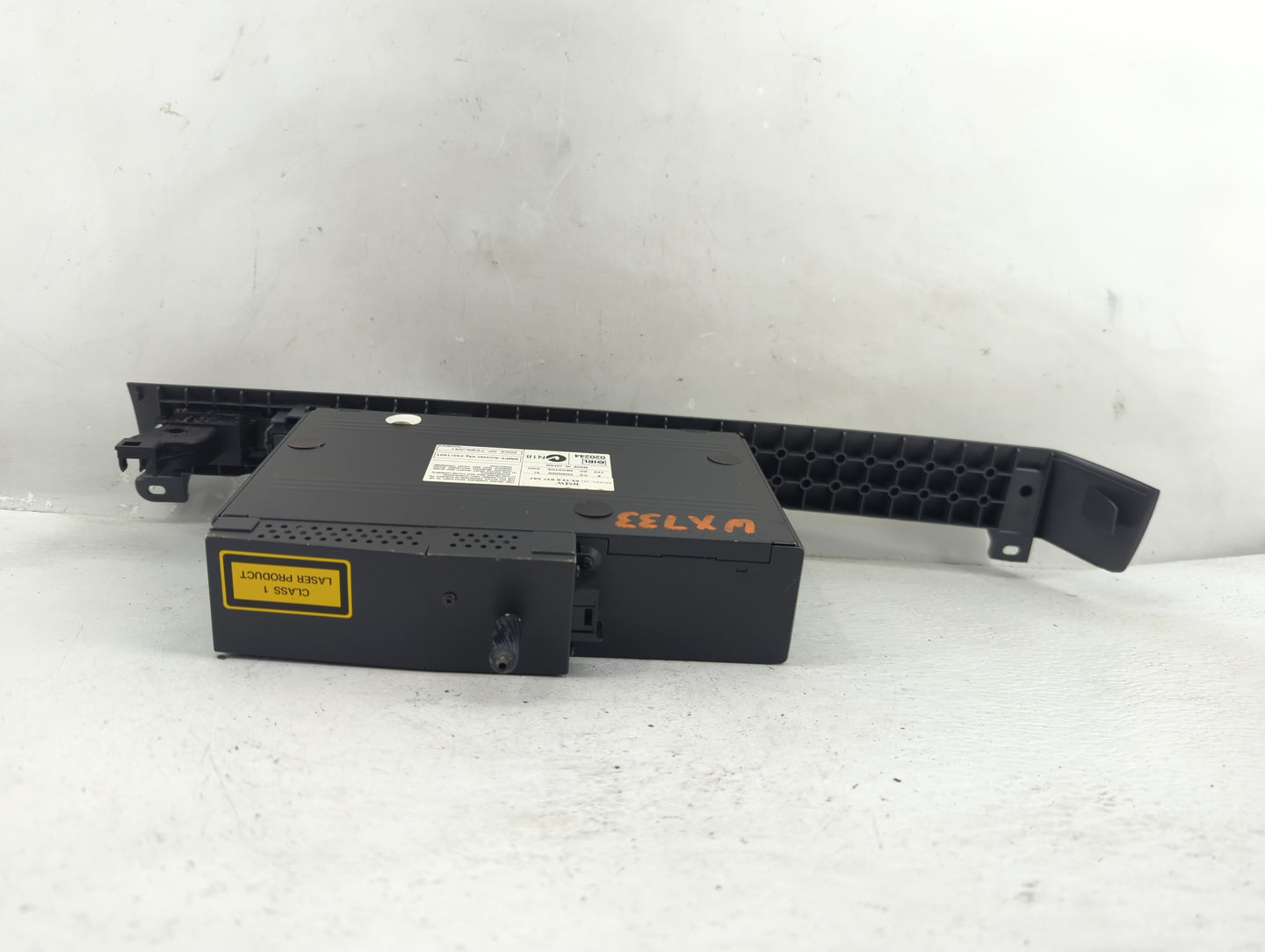 2002 Bmw 745i Radio AM FM Cd Player Receiver Replacement P/N:6 923 547 Fits OEM Used Auto Parts - Oemusedautoparts1.com