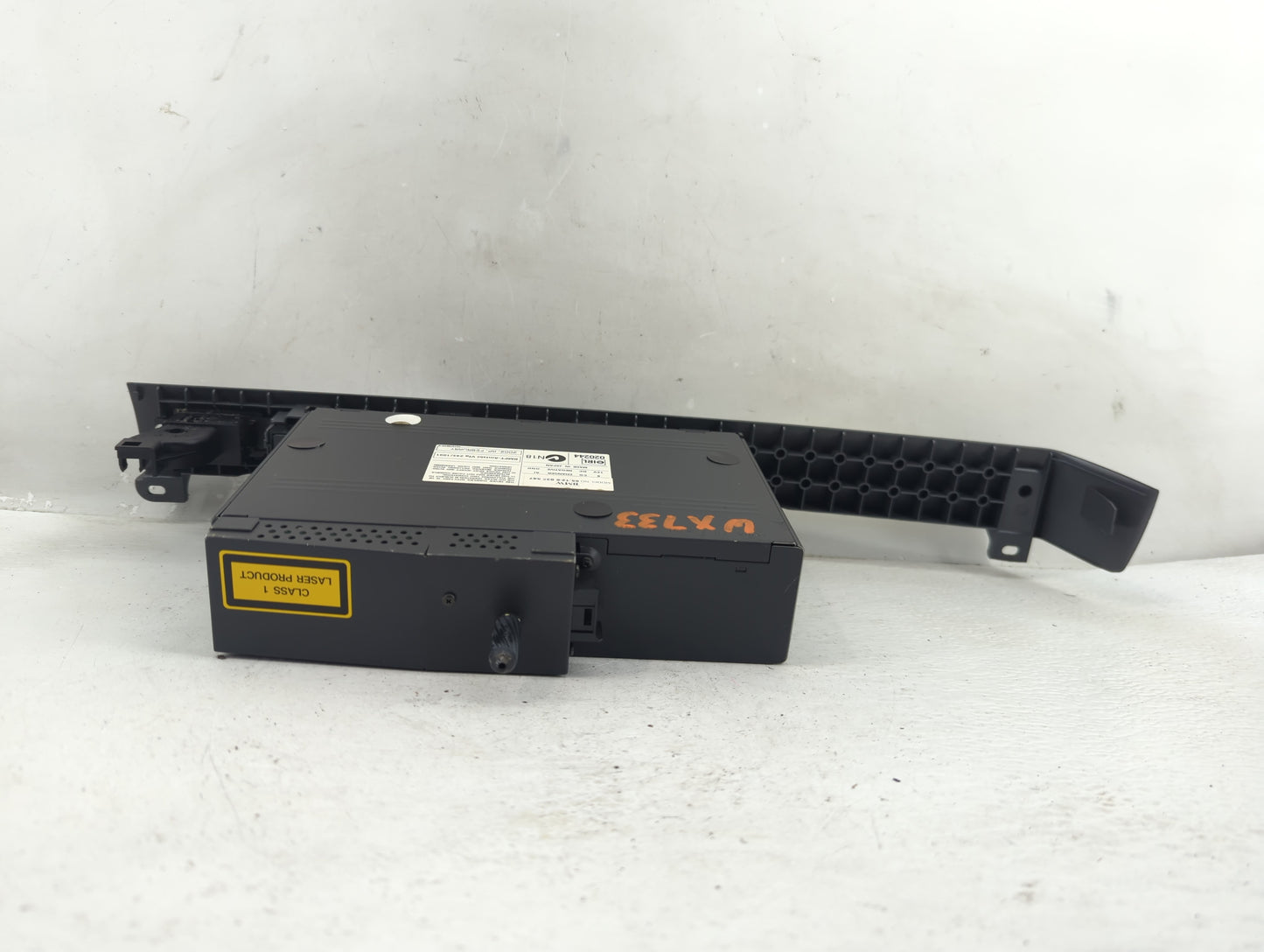 2002 Bmw 745i Radio AM FM Cd Player Receiver Replacement P/N:6 923 547 Fits OEM Used Auto Parts - Oemusedautoparts1.com