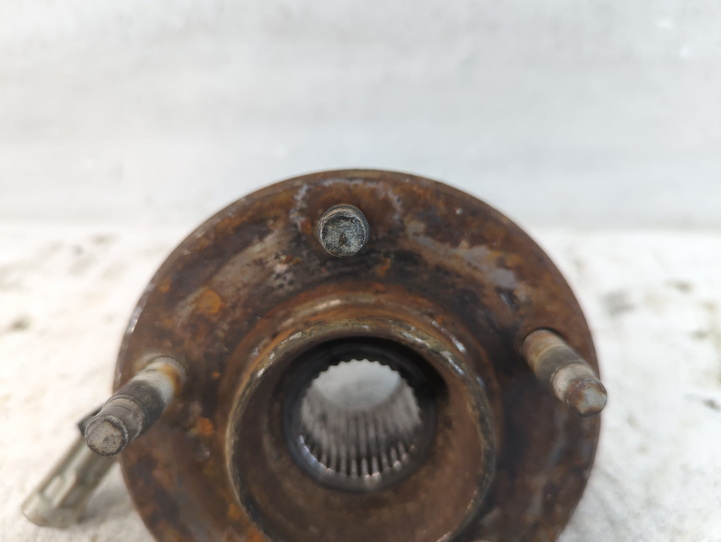 2001-2005 Buick Lesabre Driver Front Wheel Hub Oem - Oemusedautoparts1.com