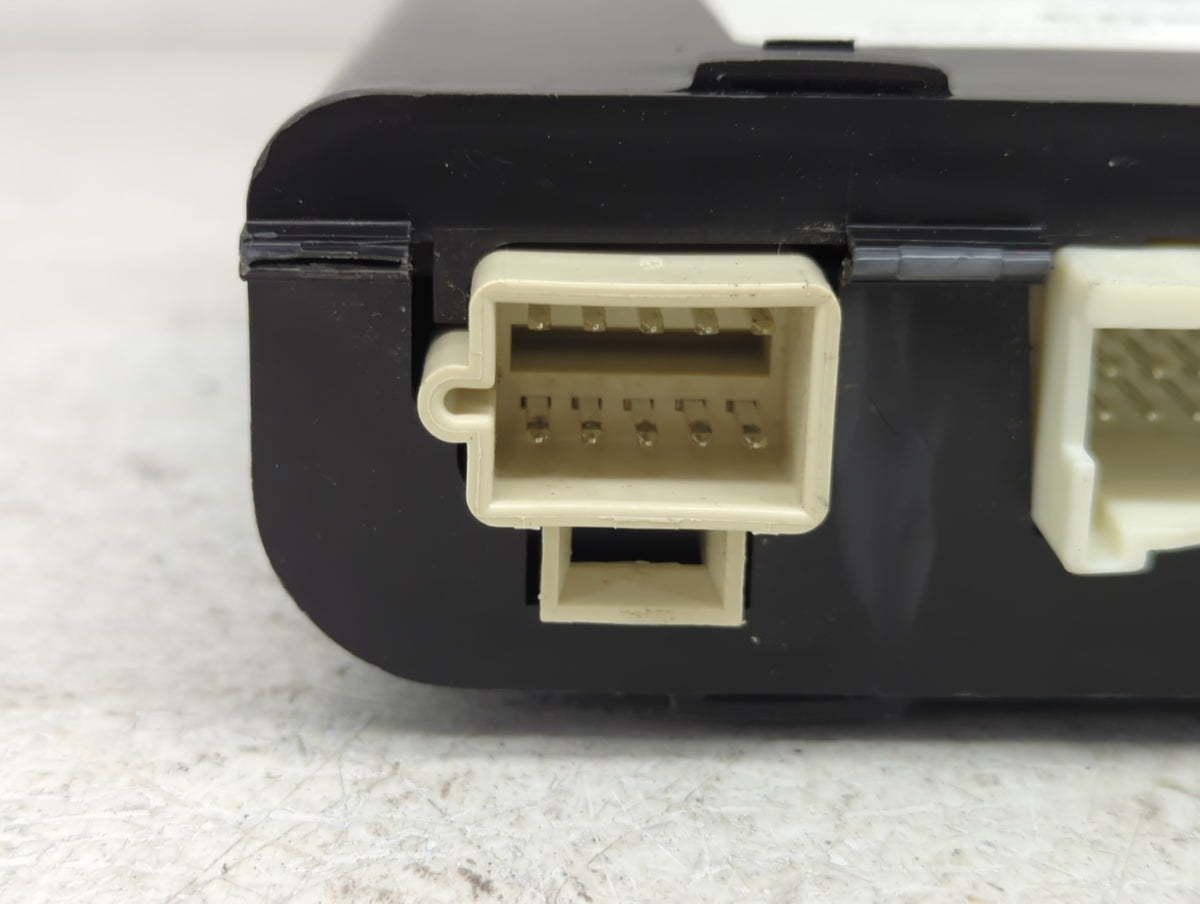 2002-2004 Cadillac Seville Body Control Module Bcm Inner Cabin Fuse Box - Oemusedautoparts1.com
