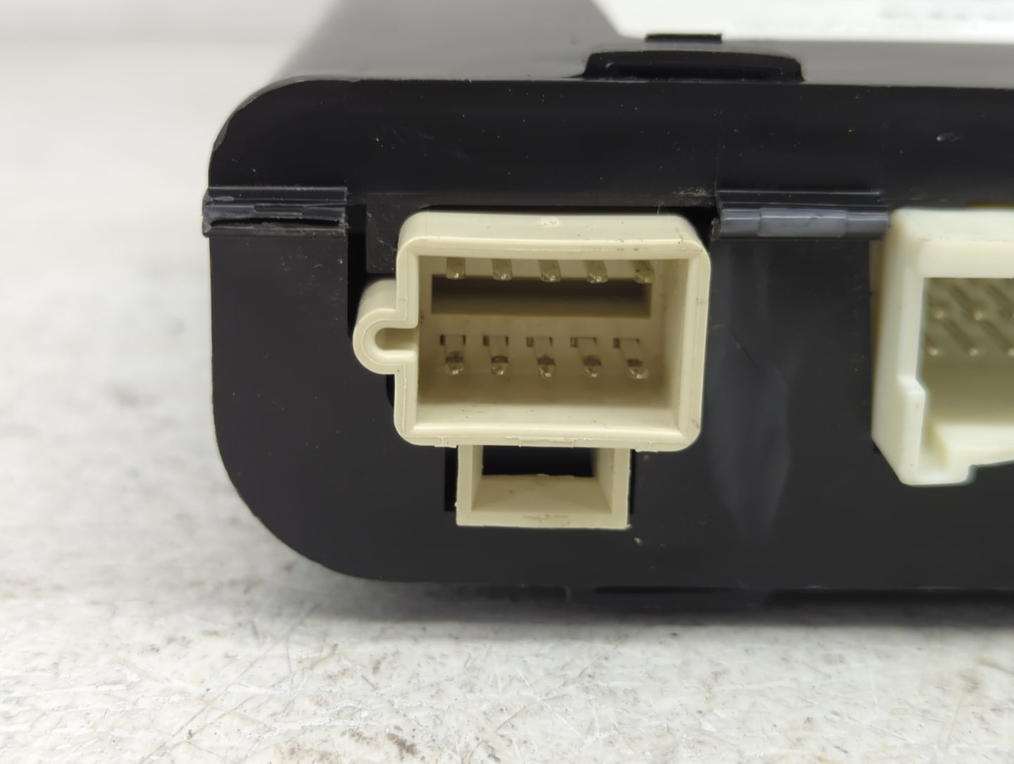 2002-2004 Cadillac Seville Body Control Module Bcm Inner Cabin Fuse Box - Oemusedautoparts1.com