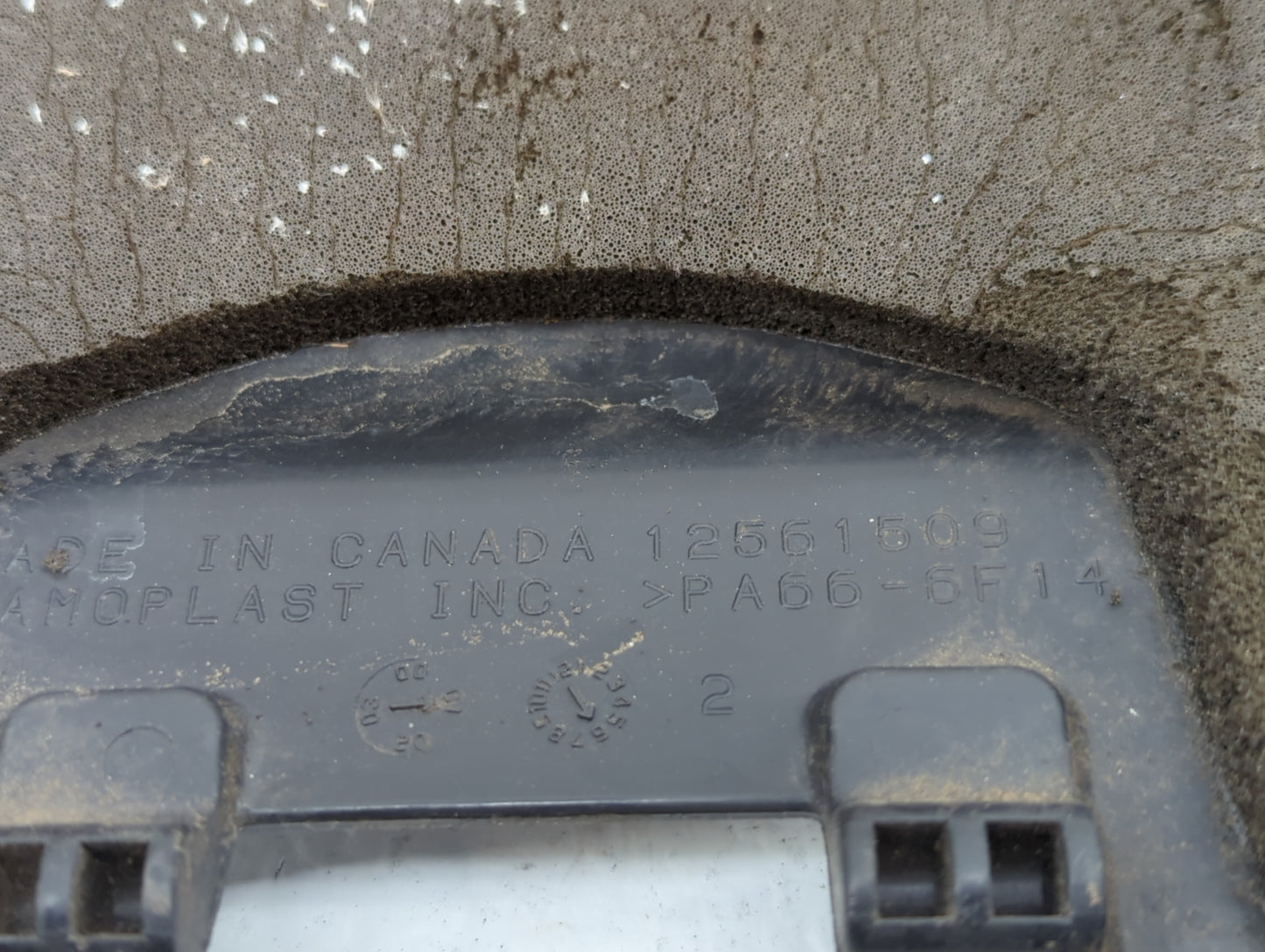 2002 Chevrolet Avalanche 1500 Engine Cover Black - Oemusedautoparts1.com