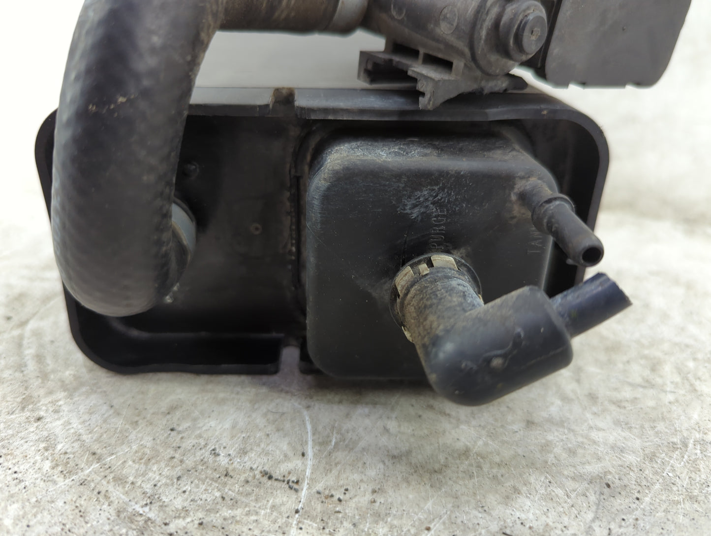 2002 Chevrolet Express 1500 Fuel Vapor Charcoal Canister - Oemusedautoparts1.com
