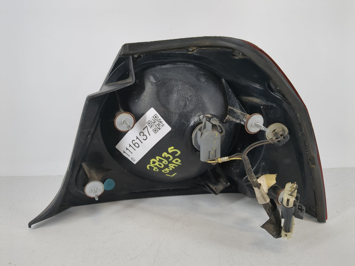 2002-2004 Chevrolet Impala Tail Light Assembly Driver Left OEM P/N:16525261 Fits Fits 2002 2003 2004 OEM Used Auto Parts - O