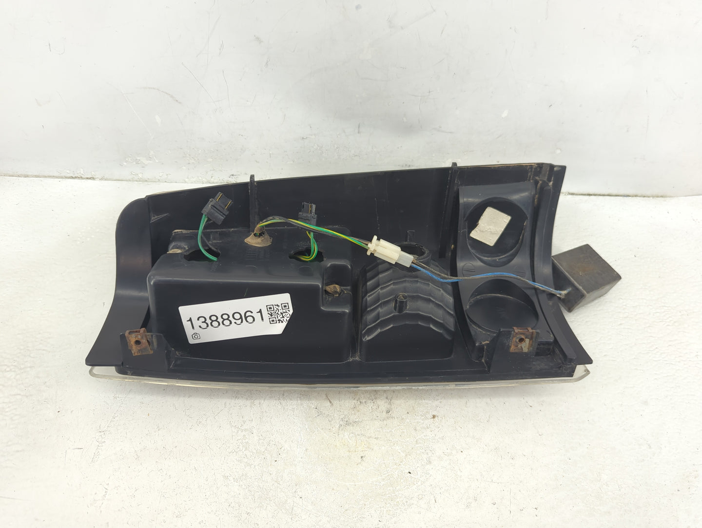 1999-2002 Chevrolet Silverado 2500 Tail Light Assembly Driver Left OEM Fits Fits 1999 2000 2001 2002 2003 OEM Used Auto Part