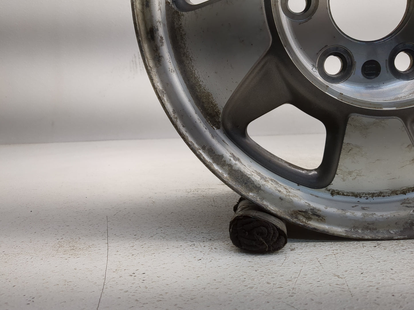 2000-2003 Chevrolet Suburban 1500 Oem Wheel Rim 1229778 - Oemusedautoparts1.com
