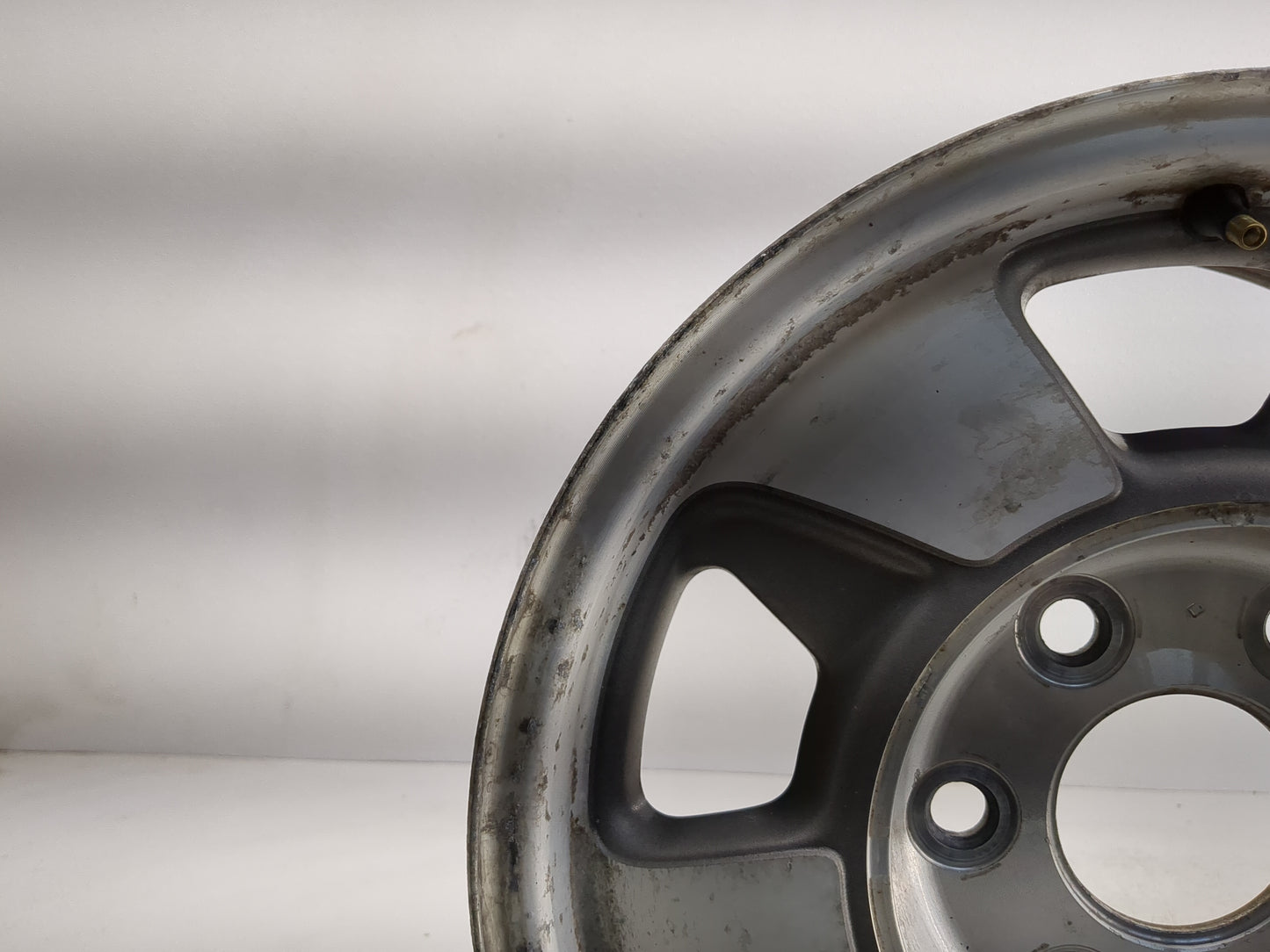 2000-2003 Chevrolet Suburban 1500 Oem Wheel Rim 1229778 - Oemusedautoparts1.com