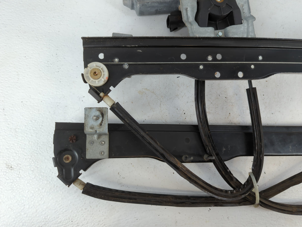 2000-2006 Chevrolet Suburban 1500 Used Window Regulator Passenger Front 775939 - Oemusedautoparts1.com