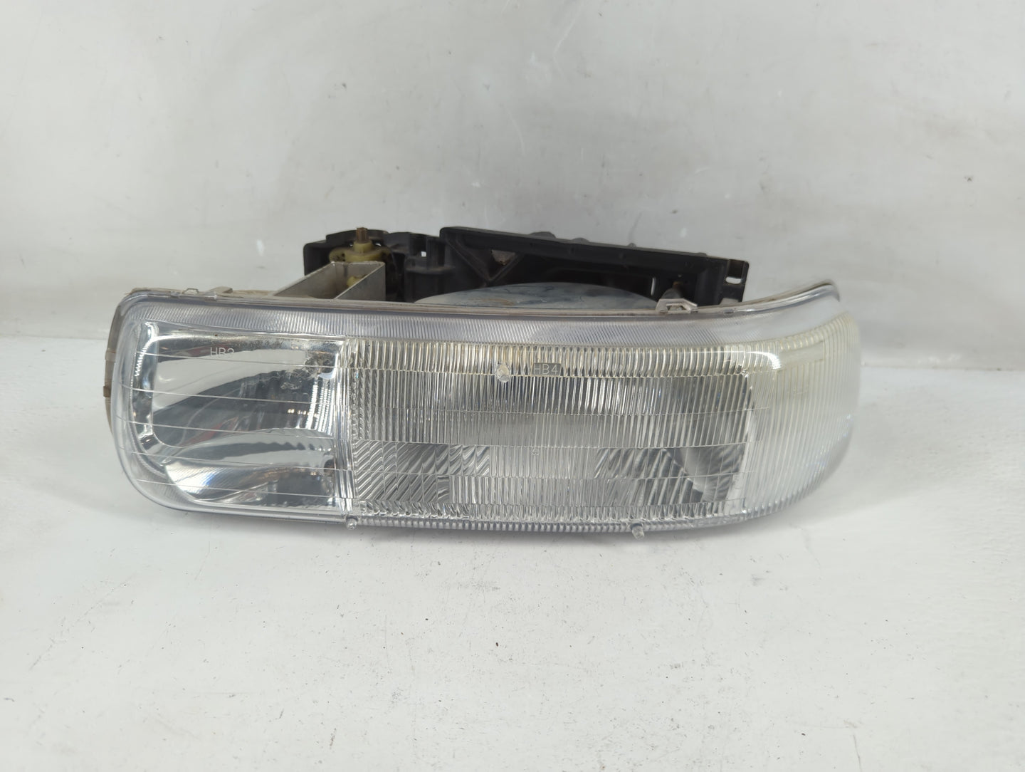 2000-2006 Chevrolet Tahoe Passenger Right Oem Head Light Headlight Lamp - Oemusedautoparts1.com