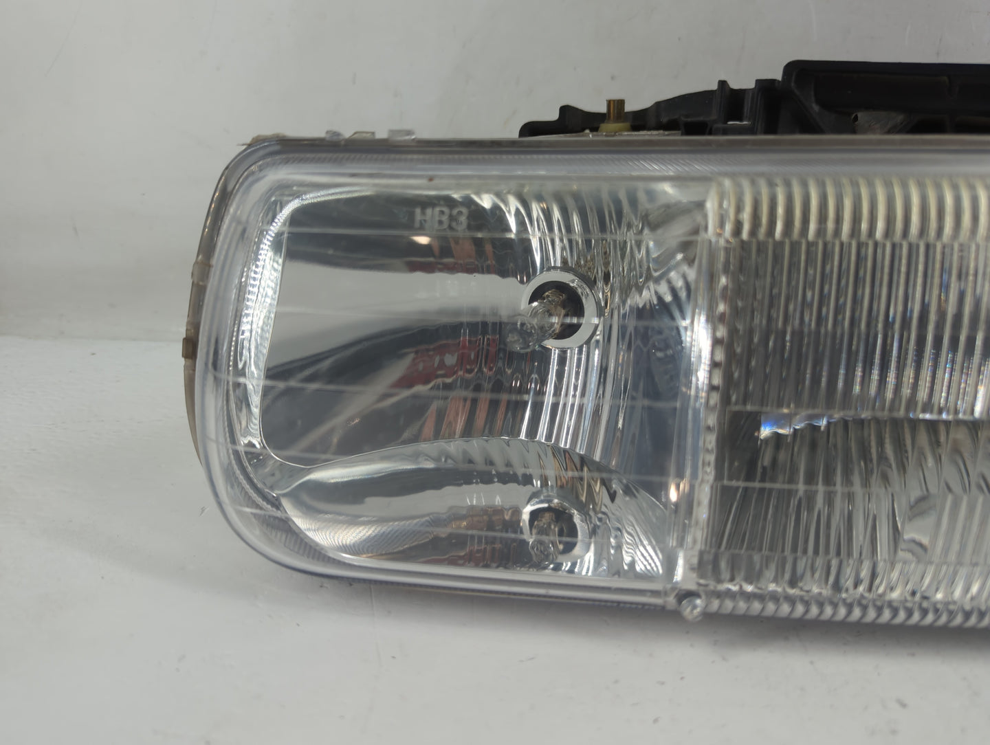 2000-2006 Chevrolet Tahoe Passenger Right Oem Head Light Headlight Lamp - Oemusedautoparts1.com