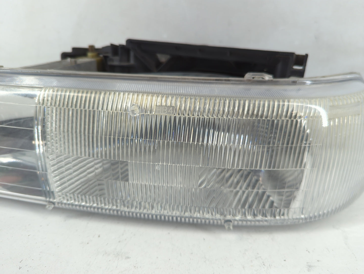 2000-2006 Chevrolet Tahoe Passenger Right Oem Head Light Headlight Lamp - Oemusedautoparts1.com