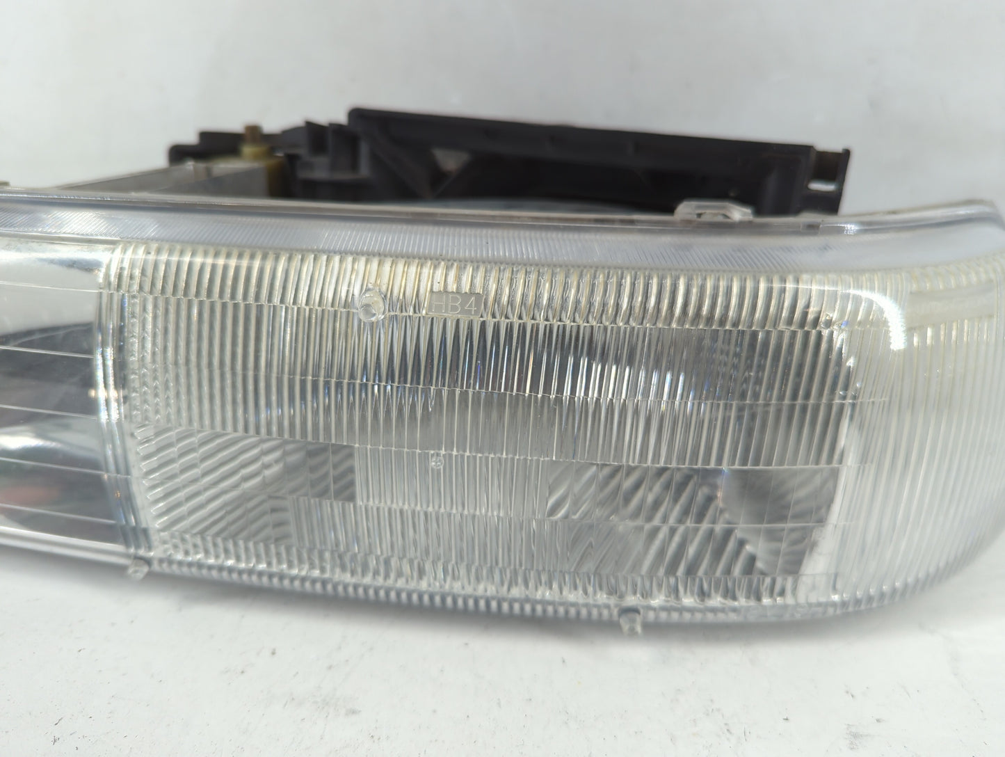 2000-2006 Chevrolet Tahoe Passenger Right Oem Head Light Headlight Lamp - Oemusedautoparts1.com