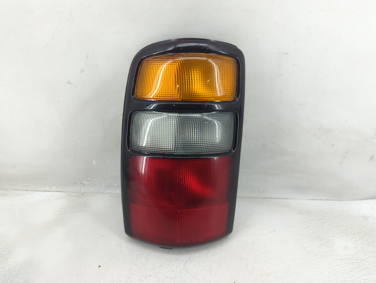 2000-2003 Chevrolet Tahoe Tail Light Assembly Driver Left OEM P/N:16525375 Fits Fits 2000 2001 2002 2003 OEM Used Auto Parts