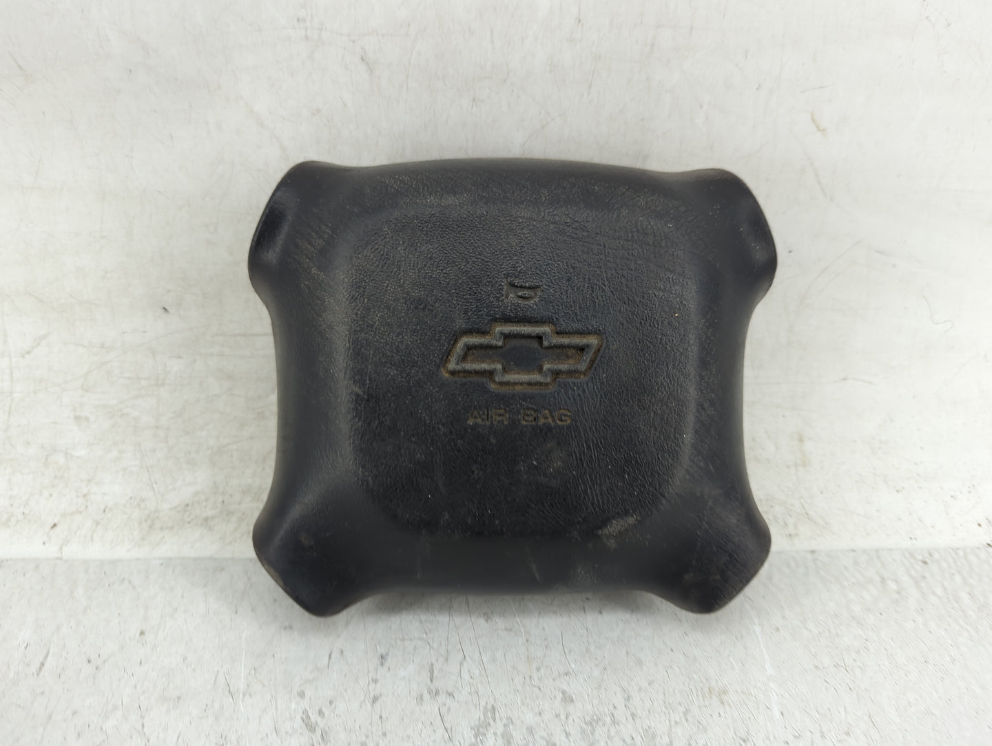 2001-2002 Chevrolet Tahoe Air Bag Driver Left Steering Wheel Mounted Fits Fits 2001 2002 2003 2004 2005 OEM Used Auto Parts 