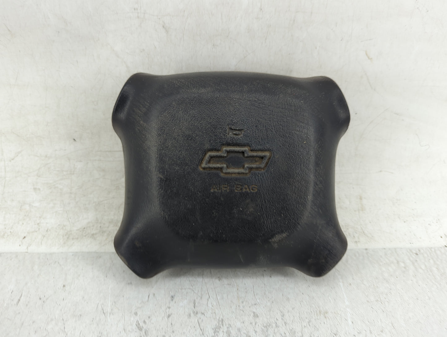 2001-2002 Chevrolet Tahoe Air Bag Driver Left Steering Wheel Mounted Fits Fits 2001 2002 2003 2004 2005 OEM Used Auto Parts 