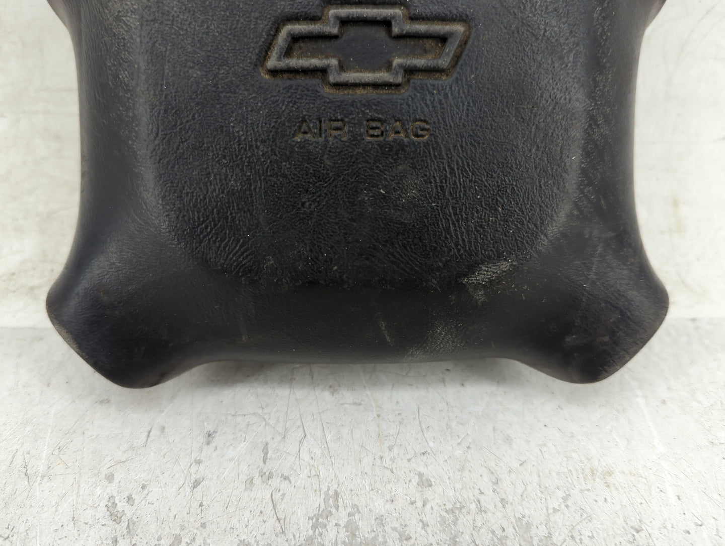 2001-2002 Chevrolet Tahoe Air Bag Driver Left Steering Wheel Mounted Fits Fits 2001 2002 2003 2004 2005 OEM Used Auto Parts 