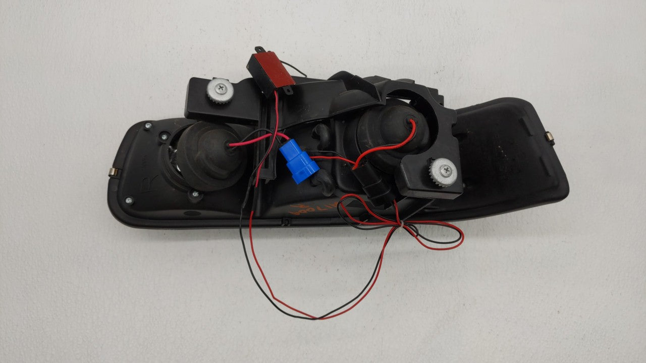 2000-2006 Chevrolet Tahoe Passenger Right Oem Head Light Headlight Lamp - Oemusedautoparts1.com