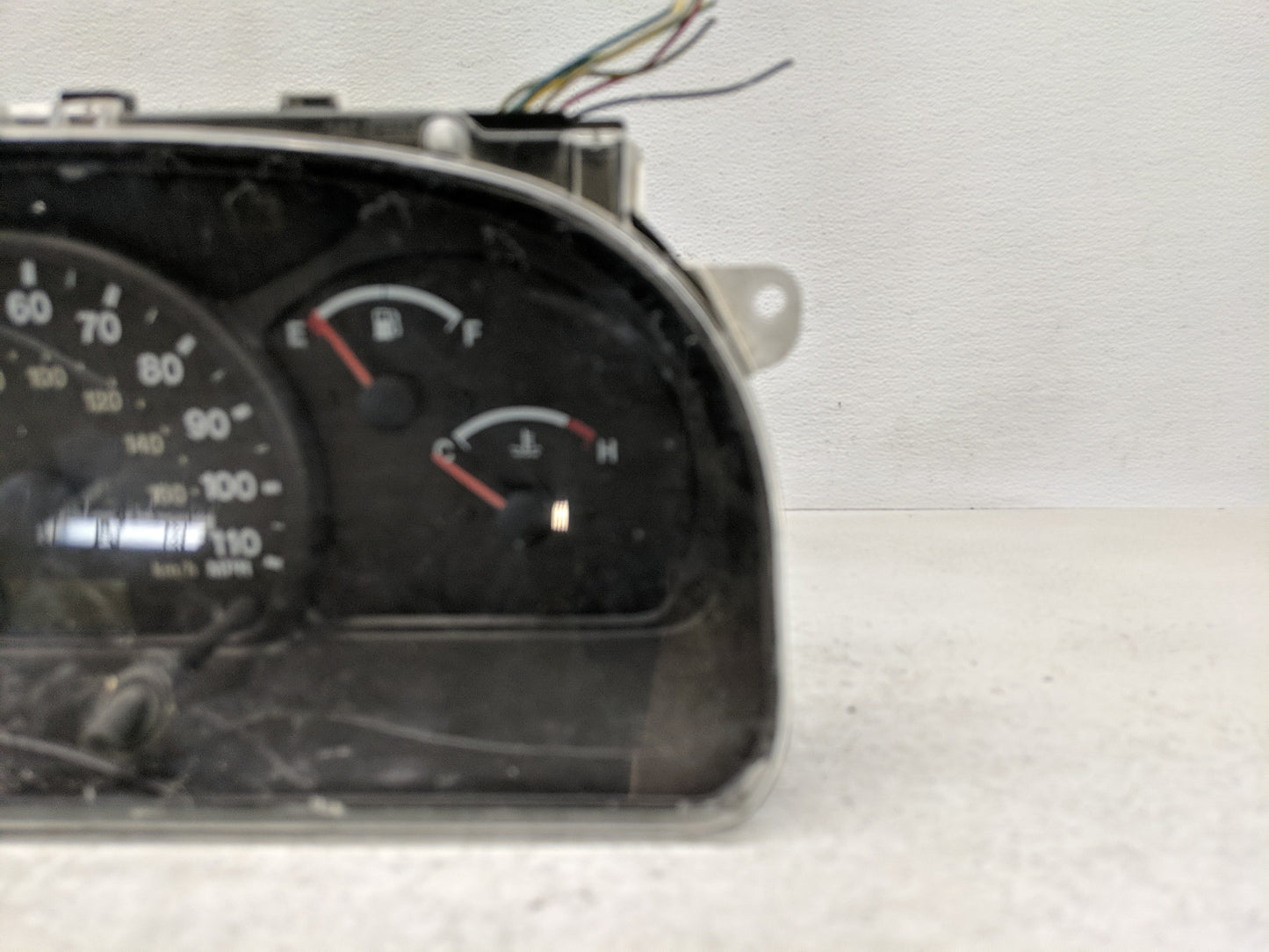 1999-2004 Chevrolet Tracker Instrument Cluster Speedometer Gauges P/N:TN257330-8010 30027420 Fits OEM Used Auto Parts - Oemu