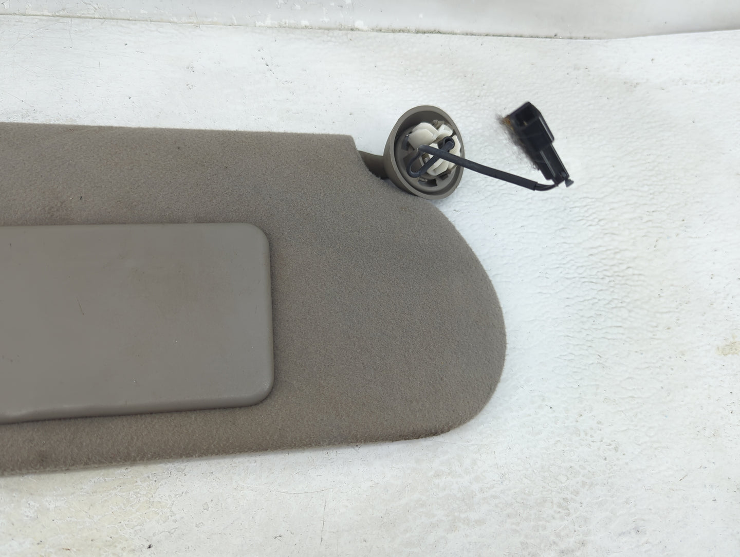 2002-2004 Chevrolet Trailblazer Sun Visor Shade Replacement Passenger Right Mirror Fits Fits 2002 2003 2004 OEM Used Auto Pa