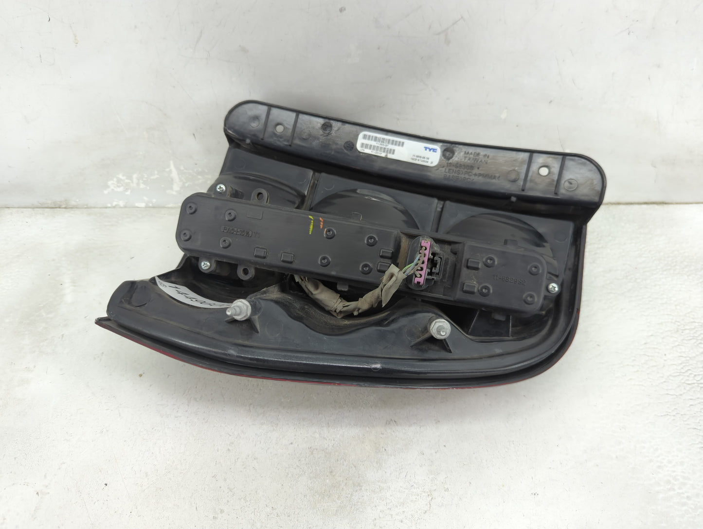 2002-2009 Chevrolet Trailblazer Tail Light Assembly Driver Left OEM Fits Fits 2002 2003 2004 2005 2006 2007 2008 2009 OEM Us