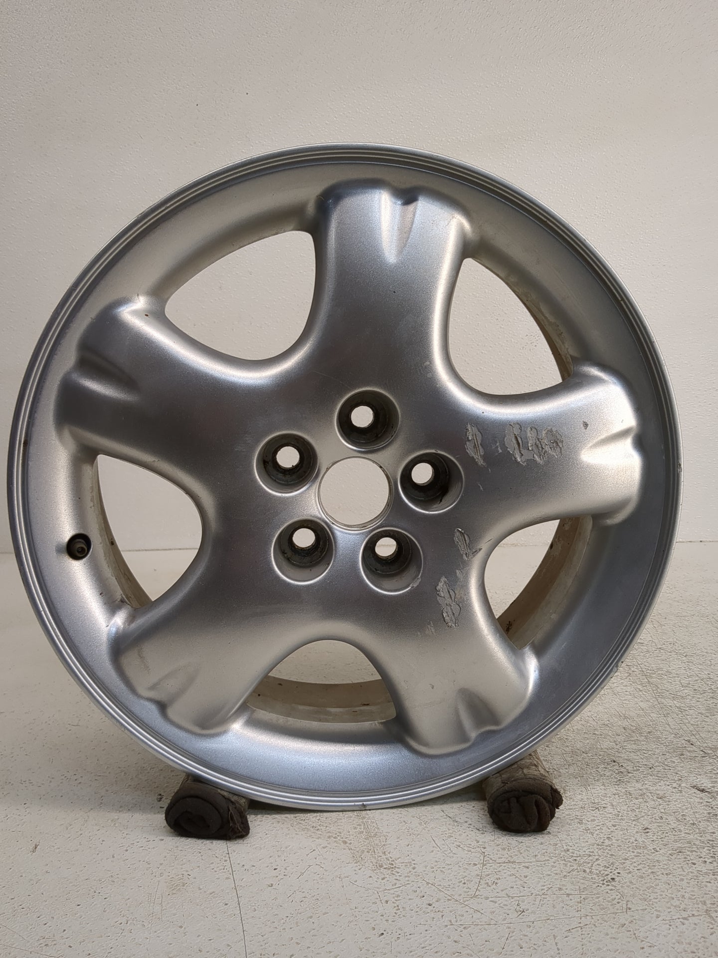 2001-2005 Chrysler Pt Cruiser Oem Wheel Rim - Oemusedautoparts1.com