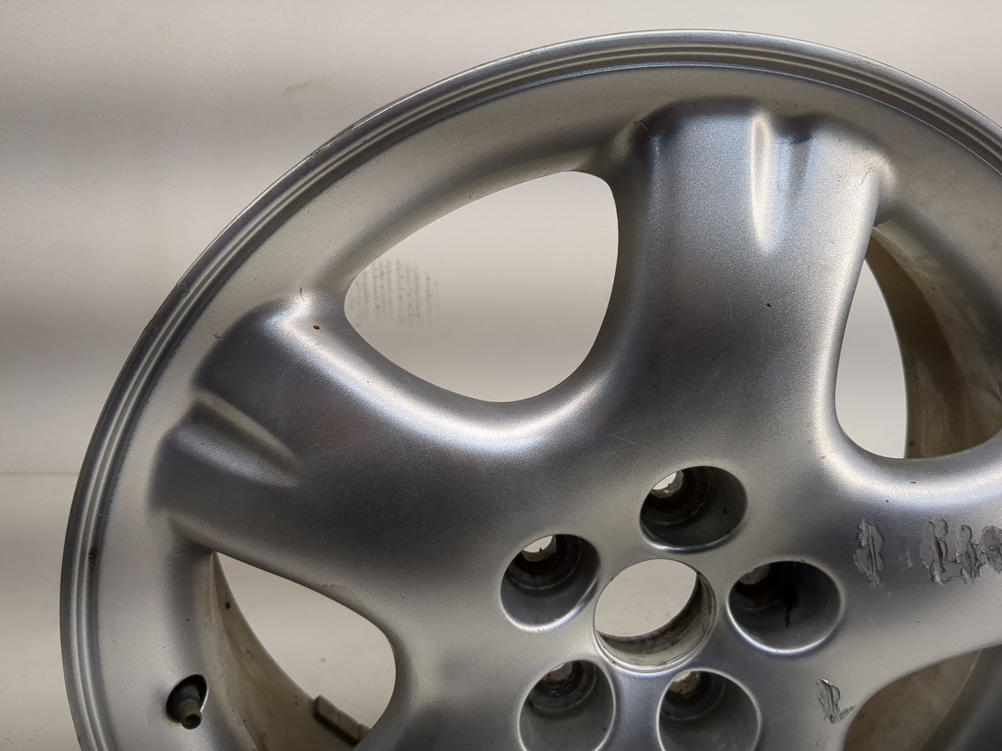 2001-2005 Chrysler Pt Cruiser Oem Wheel Rim 1239421 - Oemusedautoparts1.com