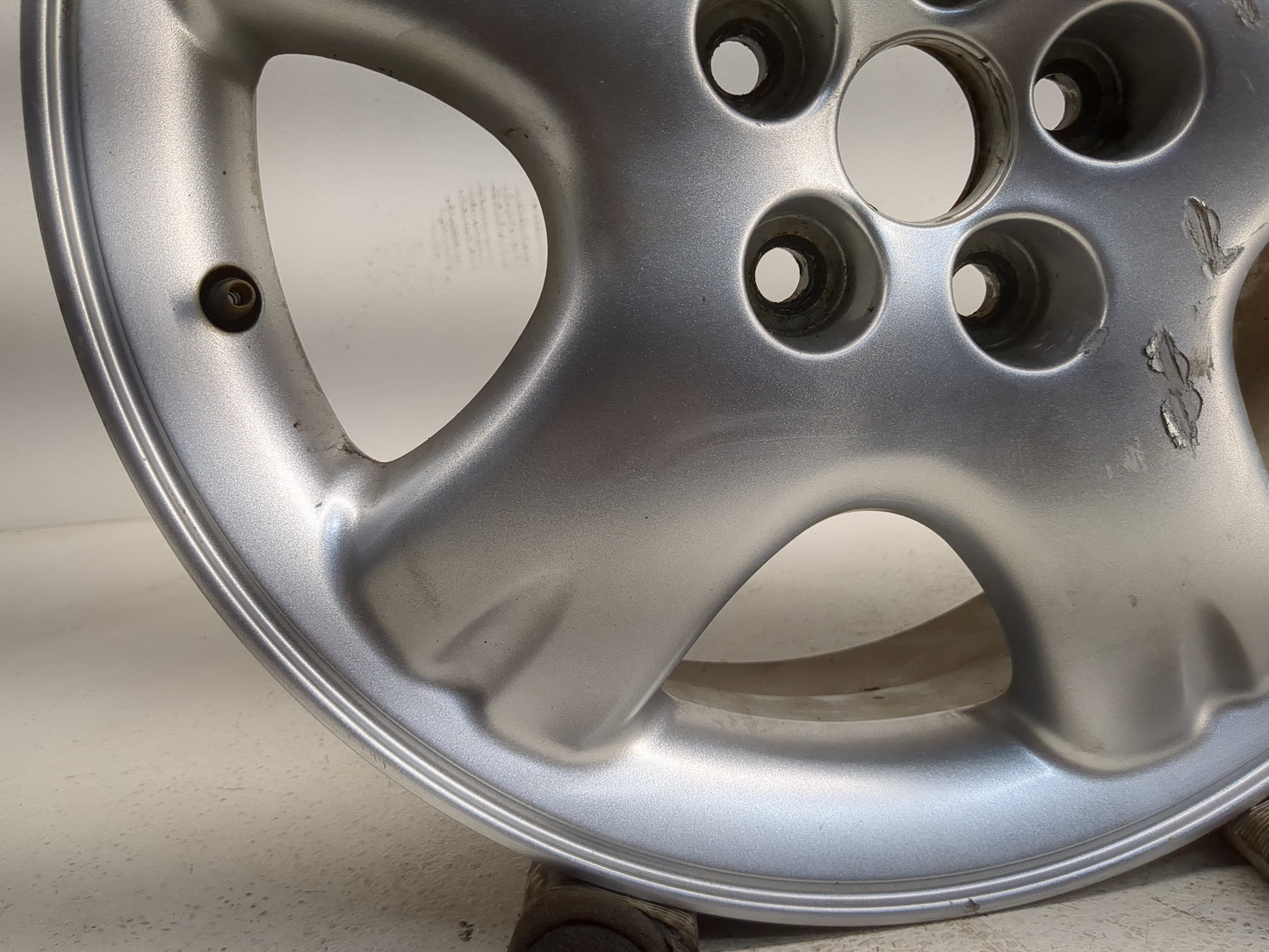 2001-2005 Chrysler Pt Cruiser Oem Wheel Rim 1239421 - Oemusedautoparts1.com