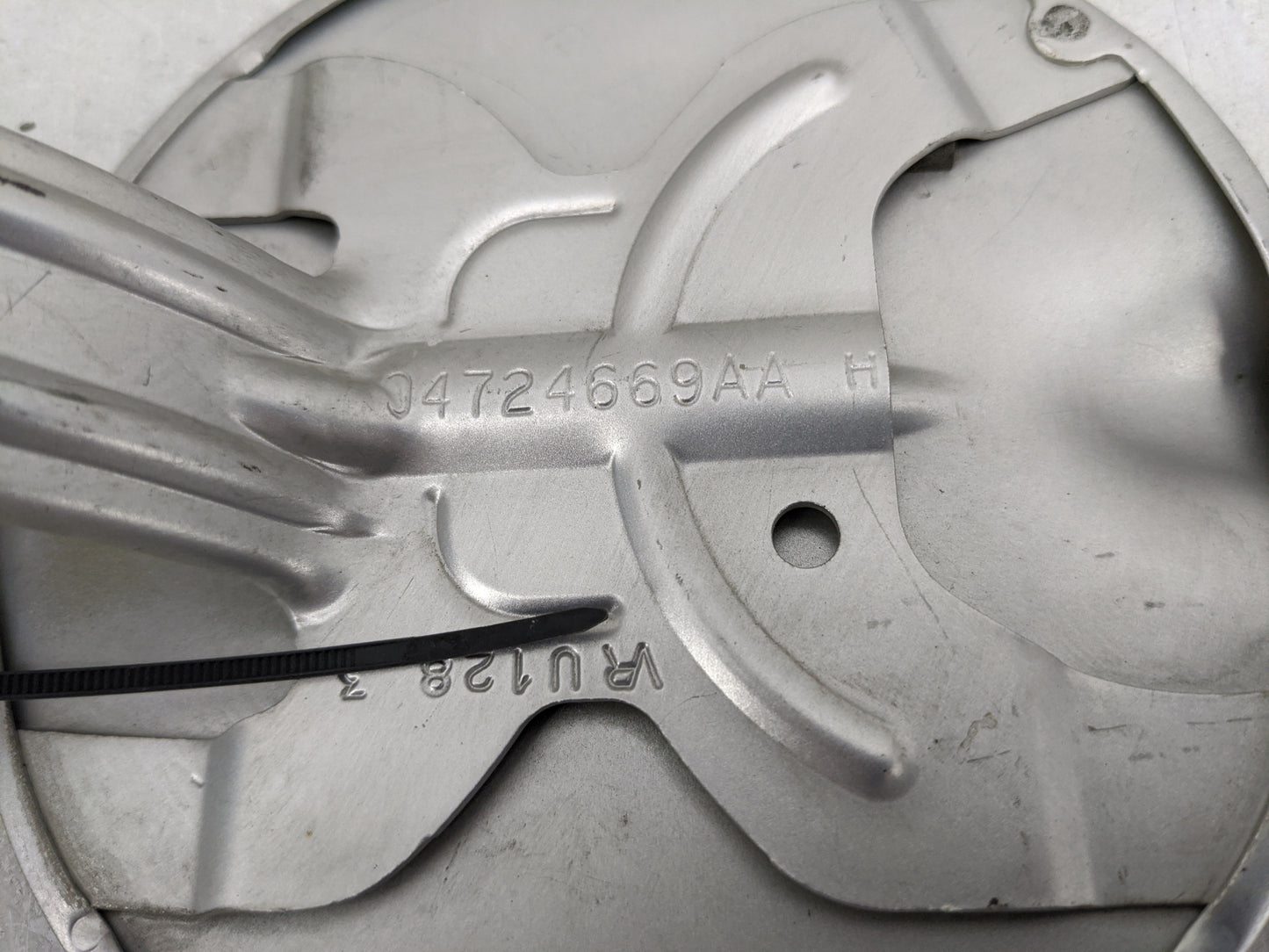 2002 Chrysler Pt Cruiser Fuel Tank Door Lid Gas Tank Silver - Oemusedautoparts1.com