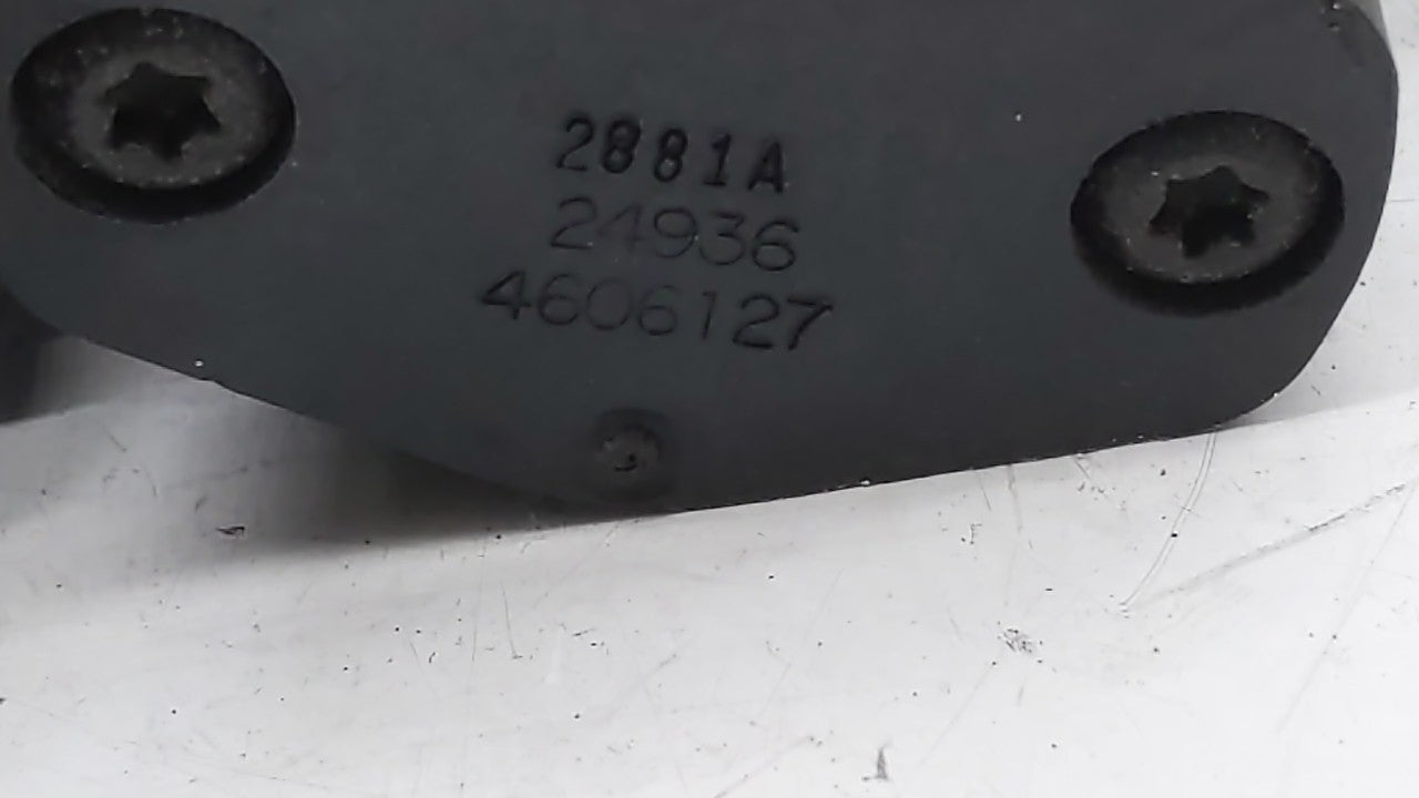 2001-2003 Chrysler Sebring Throttle Body P/N:04861036AB Fits Fits 2001 2002 2003 OEM Used Auto Parts - Oemusedautoparts1.com