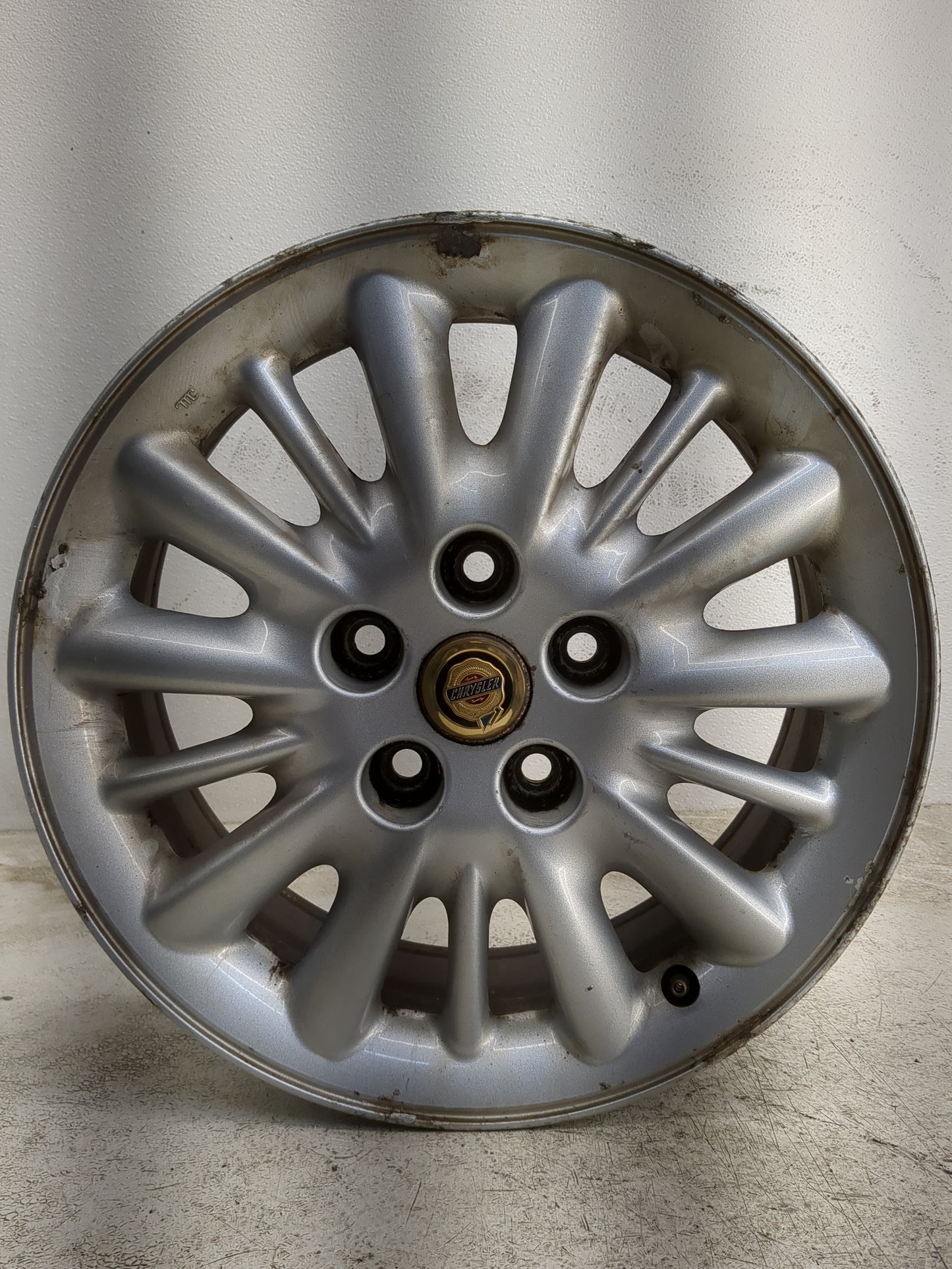 2001-2003 Chrysler Town & Country Oem Wheel Rim - Oemusedautoparts1.com