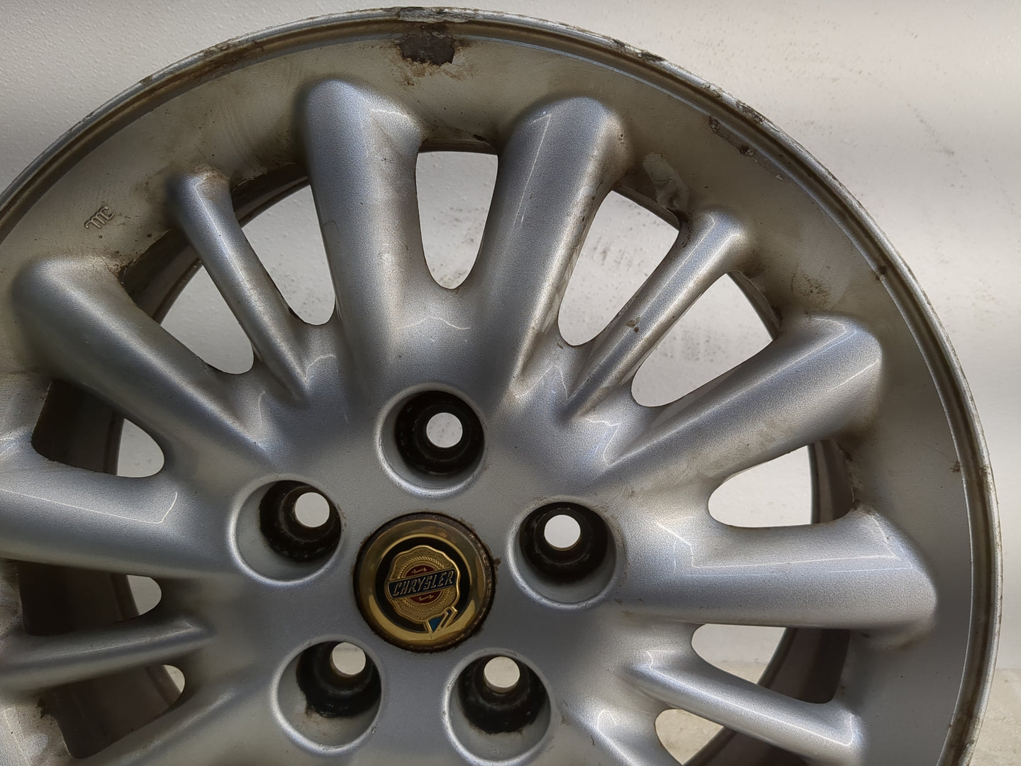 2001-2003 Chrysler Town & Country Oem Wheel Rim 1212736 - Oemusedautoparts1.com